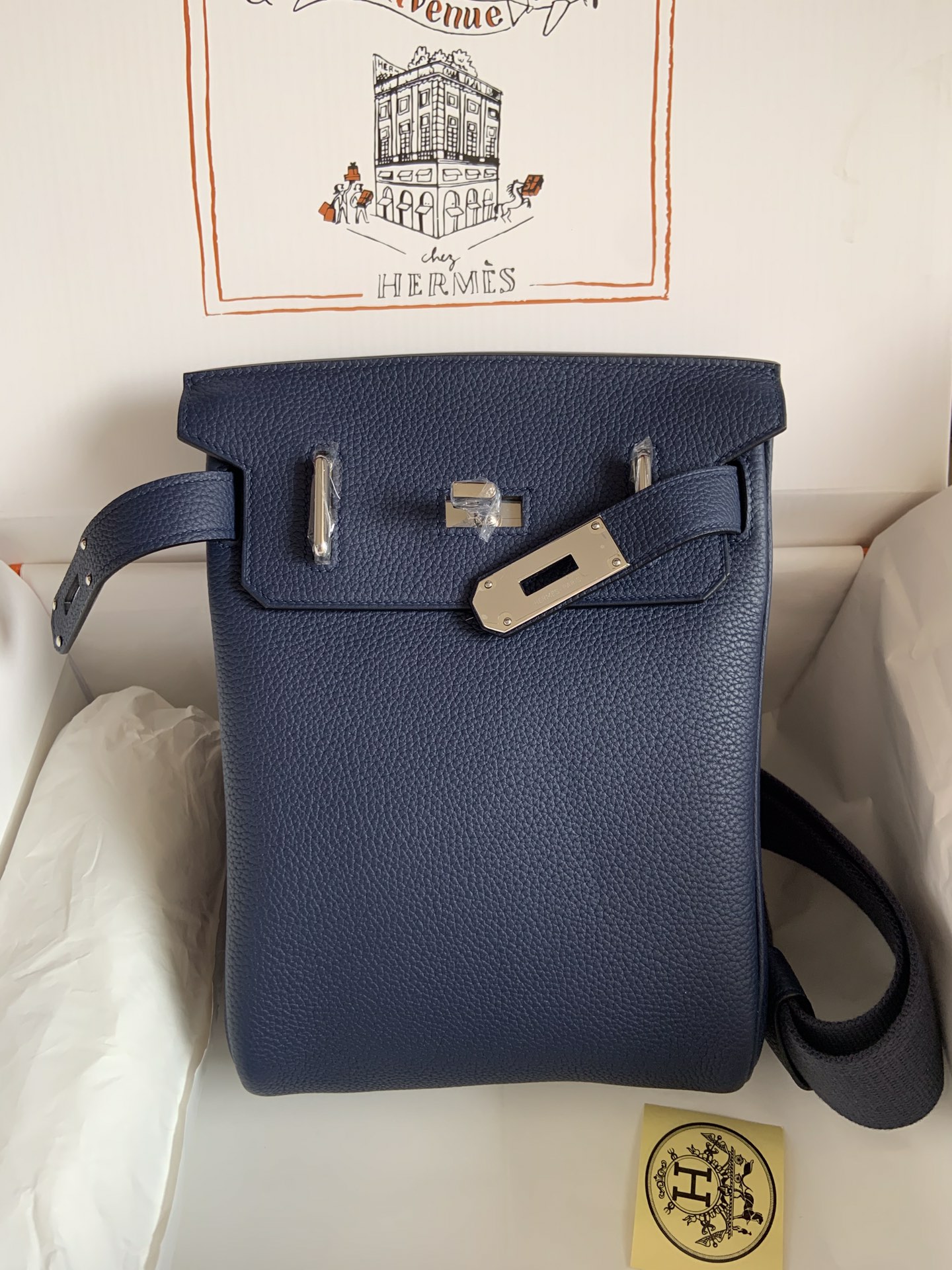 Hermes HAC A DOS khaki color Finally a bag in addition to bkc more durable bag men and women with the same models how to carry a good-looking capacity is also very large rest assured that the rush!Shoulder, chest bag shoulder strap thick freely adjustable ~ full marks!