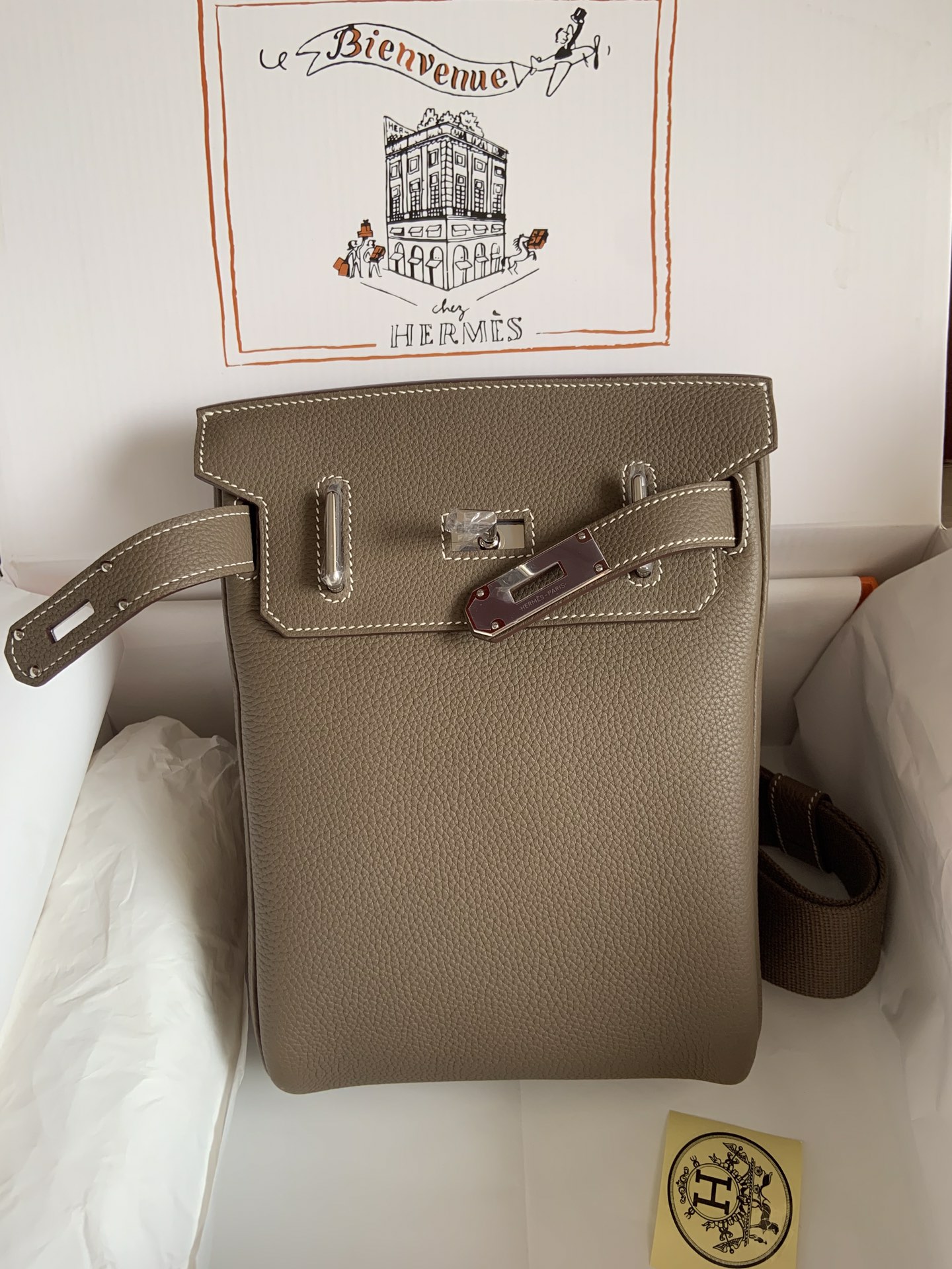 Hermes HAC A DOS kaki Enfin un sac en plus de bkc plus durable sac hommes et femmes avec les mêmes modèles comment porter une belle capacité est également très grand soyez assuré que la ruée !Bandoulière, bandoulière de sac de poitrine épais librement réglable ~ toutes les notes !