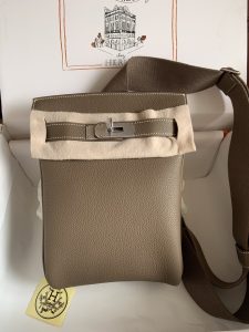 Hermes HAC A DOS khaki color Finally a bag in addition to bkc more durable bag men and women with the same models how to carry a good-looking capacity is also very large rest assured that the rush!Shoulder, chest bag shoulder strap thick freely adjustable ~ full marks!