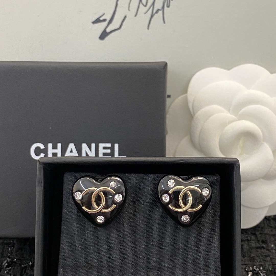 Brincos de amor em acrílico preto CHANEL 22A 🤔 dentro incrustado com um pequeno c duplo ao redor é incrustado com enfeites de strass espalhados 💓 retro requintado compacto doce legal garota quente deve ter modelos - High Faux Bags