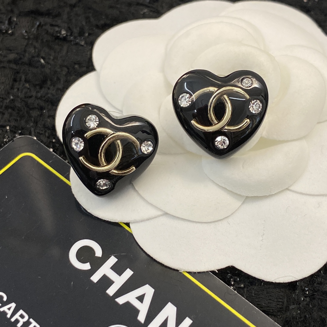 Brincos de amor em acrílico preto CHANEL 22A 🤔 dentro incrustado com um pequeno c duplo ao redor é incrustado com enfeites de strass espalhados 💓 retro requintado compacto doce legal garota quente deve ter modelos - High Faux Bags