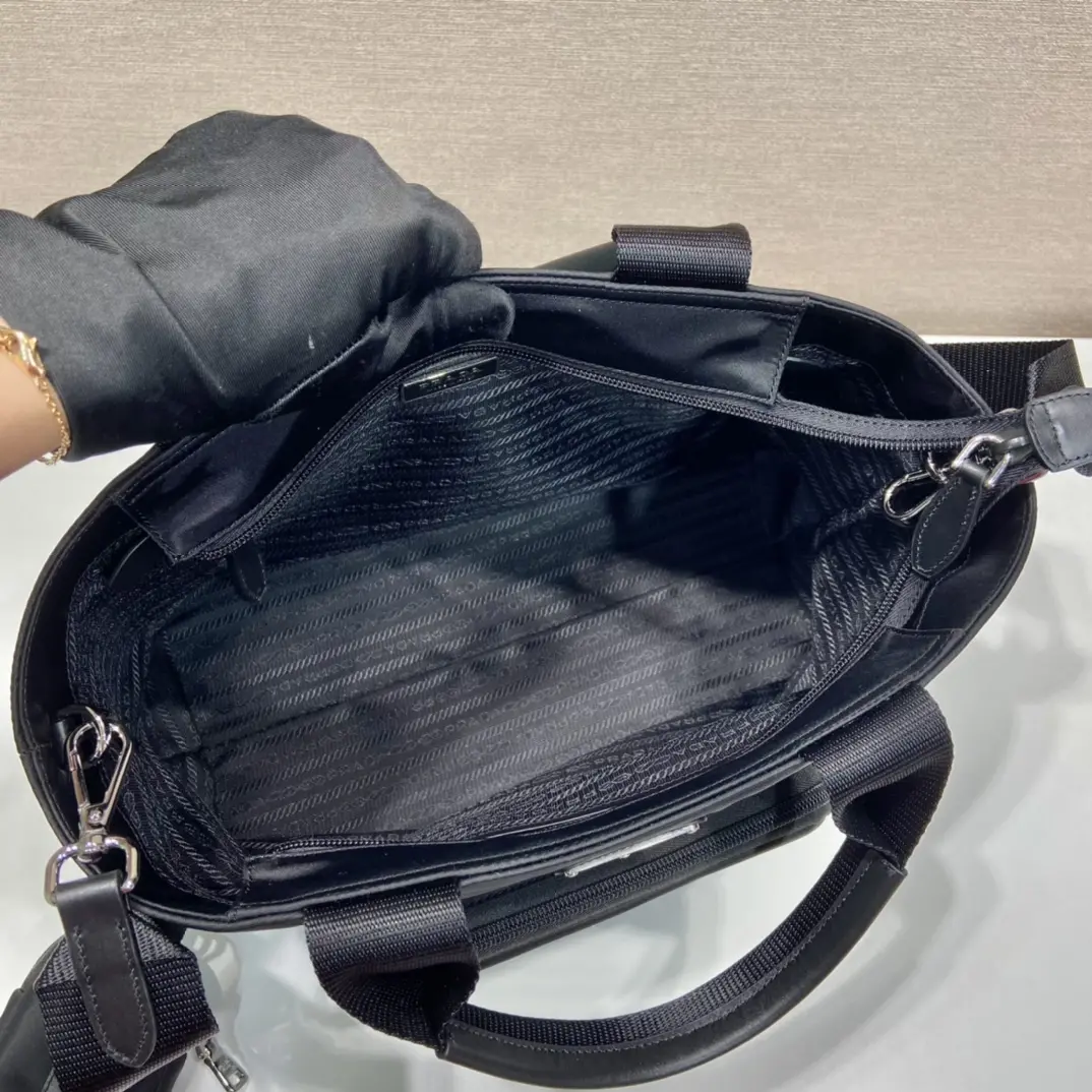 P900 Prada 1BG354 bolso de mano Este bolso de mano está hecho de tela de nylon importado frente cuerpo grande boca montado diseño con una correa de hombro larga desmontable y ajustable correa de hombro favorito en el bolso pequeño es demasiado perfecto 😍 capa compartimento más ligero y práctico como el bebé prisa por conseguirlo L34xH24xB13cm- alta réplica bolsas