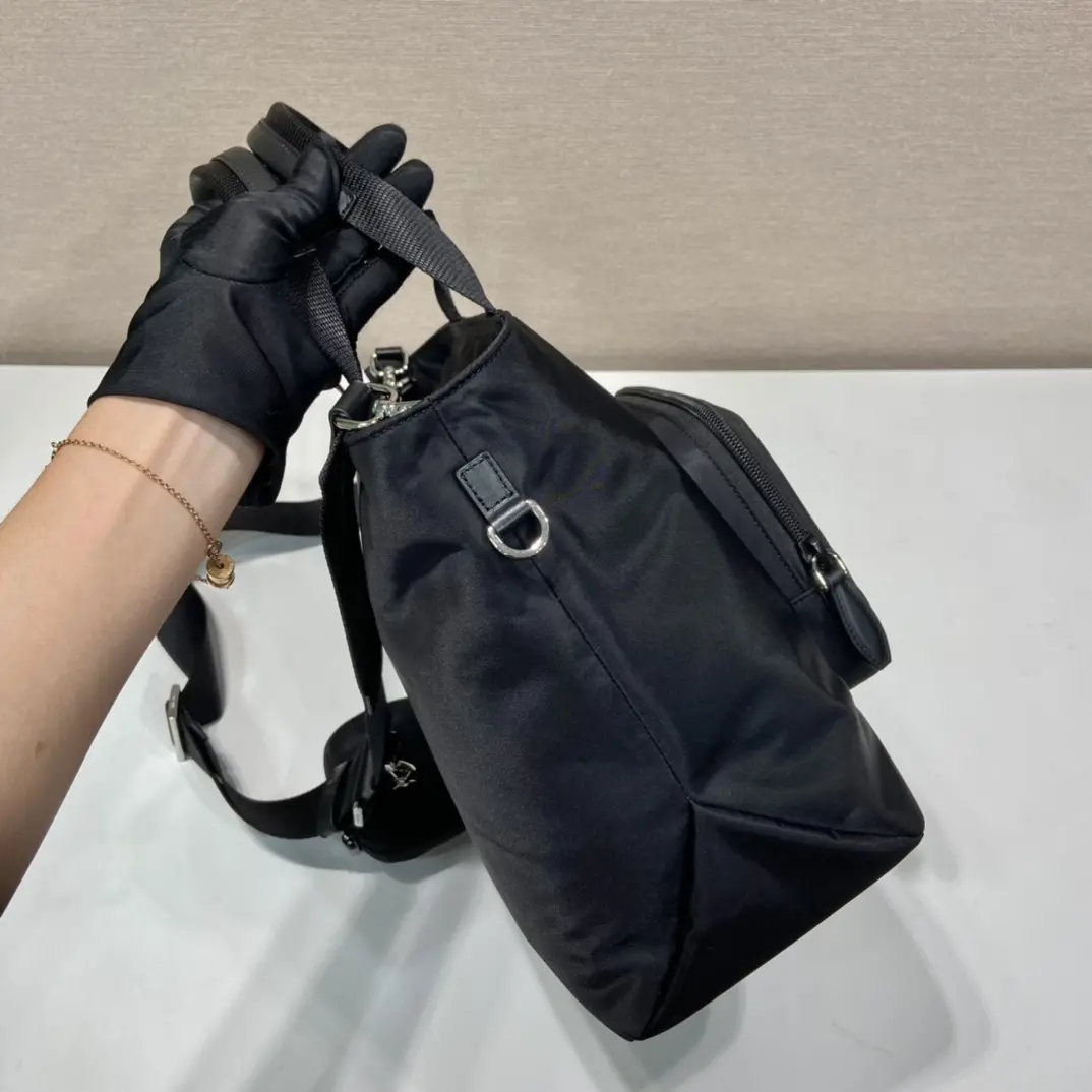 P900 Prada 1BG354 Tote BagThis tote bag is made of imported nylon fabric with a large front panel and a detachable and adjustable long shoulder strap favorite shoulder strap on the pouch is too perfect 😍 compartments are many layers lightweight and practical like the baby hurry to get it L34xH24xB13cm