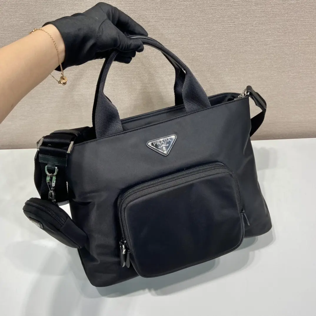 P900 Prada 1BG354 Tote BagThis tote bag is made of imported nylon fabric with a large front panel and a detachable and adjustable long shoulder strap favorite shoulder strap on the pouch is too perfect 😍 compartments are many layers lightweight and practical like the baby hurry to get it L34xH24xB13cm