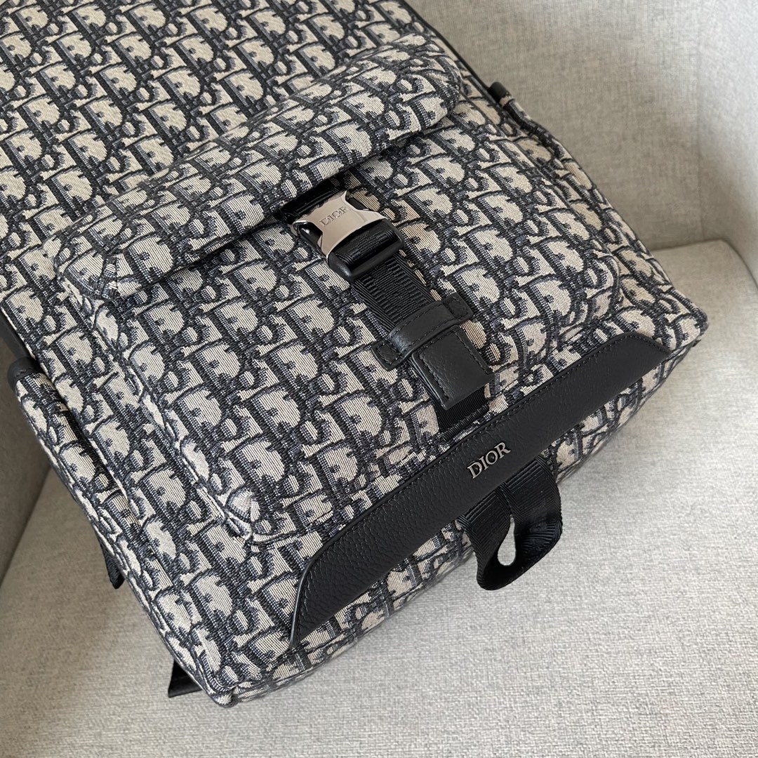 Ce sac à dos est le dernier né de la collection Dior Explorer de cette saison, qui allie l'esprit de la haute couture à la praticité.Confectionné en jacquard beige et noir, il est orné d'un imprimé Oblique et d'empiècements latéraux en cuir de vachette grainé noir "DIOR", une caractéristique distinctive.Le compartiment principal spacieux est complété par une poche frontale matelassée à rabat avec boucle en aluminium. Pochette et deux poches latérales pour plus de sophisticationSangle d'épaule rembourrée et anneau métallique pour les clés ou la pochette D-Touch peut être portée avec un large éventail de vêtements décontractés comme touche finaleModèle n° 2011Taille 30-42-14,5Beige et noir Imprimé obliquePièce métallique sur le devantLogo "DIOR" en laiton sur le côté Écusson "DIOR" sur le côté Écusson "DIOR" à l'intérieur Écusson "DIOR" à l'intérieur Poignées jacquard en nylon avec logo "CHRISTIAN DIOR" Boucle en aluminium Fermeture à glissière à double sens Tissu en maille matelassée avec logo "DIOR "Bretelles réglables avec boucles métalliquesPanneau arrière en tissu en maille matelasséeRenforcé avec le logo "DIOR "Logo "CHRISTIAN DIOR" sur le dessus Logo "CHRISTIAN DIOR" sur le dessusPoignées en jacquard de nylonPoches frontales et latéralesSac à poussière inclusFabriqué en Italie191701300-Sac de haute qualité