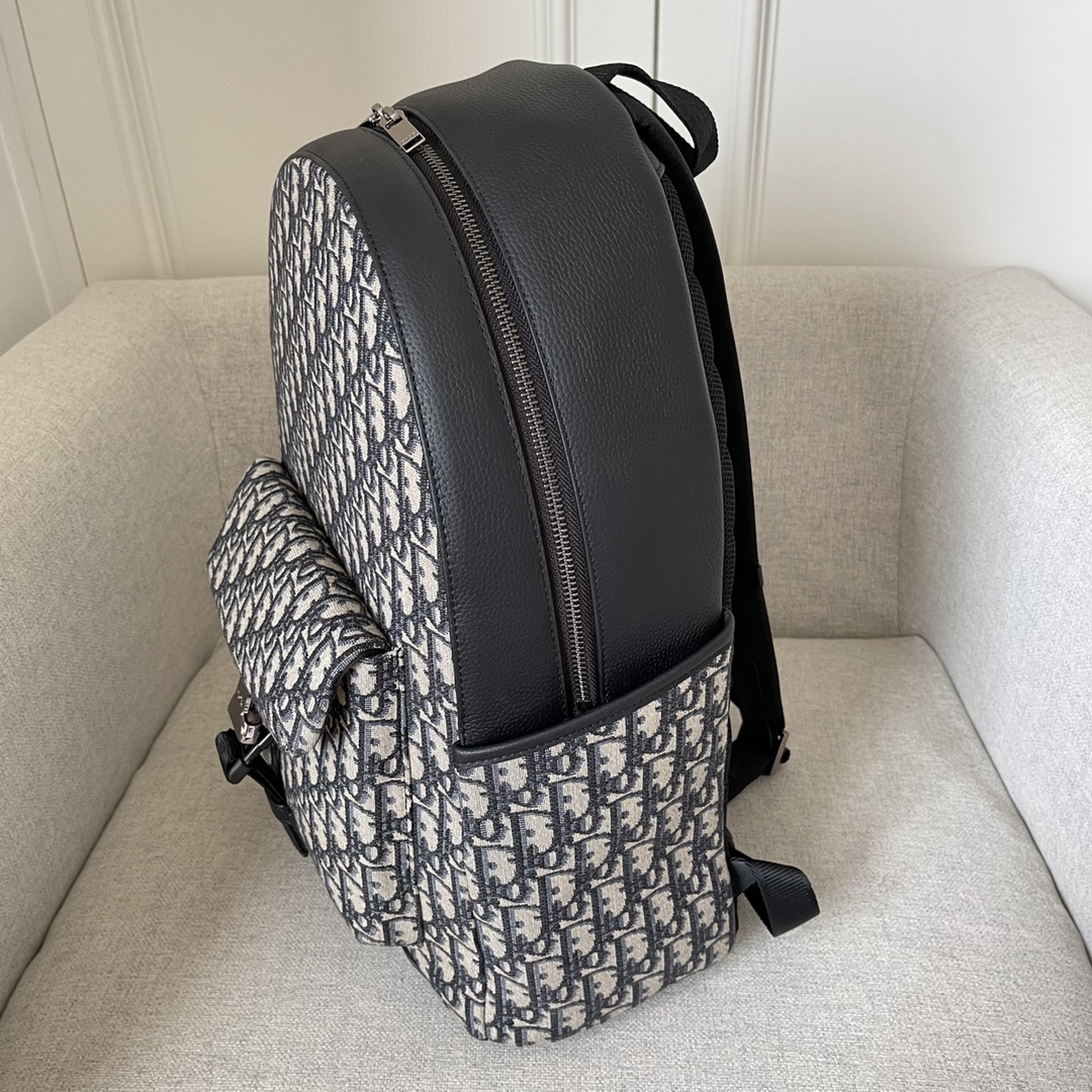 Ce sac à dos est le dernier né de la collection Dior Explorer de cette saison, qui allie l'esprit de la haute couture à la praticité.Confectionné en jacquard beige et noir, il est orné d'un imprimé Oblique et d'empiècements latéraux en cuir de vachette grainé noir "DIOR", une caractéristique distinctive.Le compartiment principal spacieux est complété par une poche frontale matelassée à rabat avec boucle en aluminium. Pochette et deux poches latérales pour plus de sophisticationSangle d'épaule rembourrée et anneau métallique pour les clés ou la pochette D-Touch peut être portée avec un large éventail de vêtements décontractés comme touche finaleModèle n° 2011Taille 30-42-14,5Beige et noir Imprimé obliquePièce métallique sur le devantLogo "DIOR" en laiton sur le côté Écusson "DIOR" sur le côté Écusson "DIOR" à l'intérieur Écusson "DIOR" à l'intérieur Poignées jacquard en nylon avec logo "CHRISTIAN DIOR" Boucle en aluminium Fermeture à glissière à double sens Tissu en maille matelassée avec logo "DIOR "Bretelles réglables avec boucles métalliquesPanneau arrière en tissu en maille matelasséeRenforcé avec le logo "DIOR "Logo "CHRISTIAN DIOR" sur le dessus Logo "CHRISTIAN DIOR" sur le dessusPoignées en jacquard de nylonPoches frontales et latéralesSac à poussière inclusFabriqué en Italie191701300-Sac de haute qualité