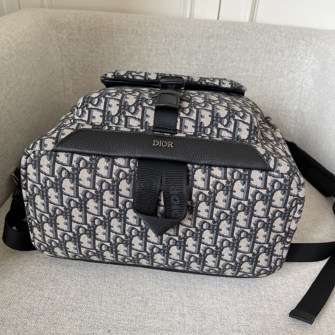 Ce sac à dos est le dernier né de la collection Dior Explorer de cette saison, qui allie l'esprit de la haute couture à la praticité.Confectionné en jacquard beige et noir, il est orné d'un imprimé Oblique et d'empiècements latéraux en cuir de vachette grainé noir "DIOR", une caractéristique distinctive.Le compartiment principal spacieux est complété par une poche frontale matelassée à rabat avec boucle en aluminium. Pochette et deux poches latérales pour plus de sophisticationSangle d'épaule rembourrée et anneau métallique pour les clés ou la pochette D-Touch peut être portée avec un large éventail de vêtements décontractés comme touche finaleModèle n° 2011Taille 30-42-14,5Beige et noir Imprimé obliquePièce métallique sur le devantLogo "DIOR" en laiton sur le côté Écusson "DIOR" sur le côté Écusson "DIOR" à l'intérieur Écusson "DIOR" à l'intérieur Poignées jacquard en nylon avec logo "CHRISTIAN DIOR" Boucle en aluminium Fermeture à glissière à double sens Tissu en maille matelassée avec logo "DIOR "Bretelles réglables avec boucles métalliquesPanneau arrière en tissu en maille matelasséeRenforcé avec le logo "DIOR "Logo "CHRISTIAN DIOR" sur le dessus Logo "CHRISTIAN DIOR" sur le dessusPoignées en jacquard de nylonPoches frontales et latéralesSac à poussière inclusFabriqué en Italie191701300-Sac de haute qualité