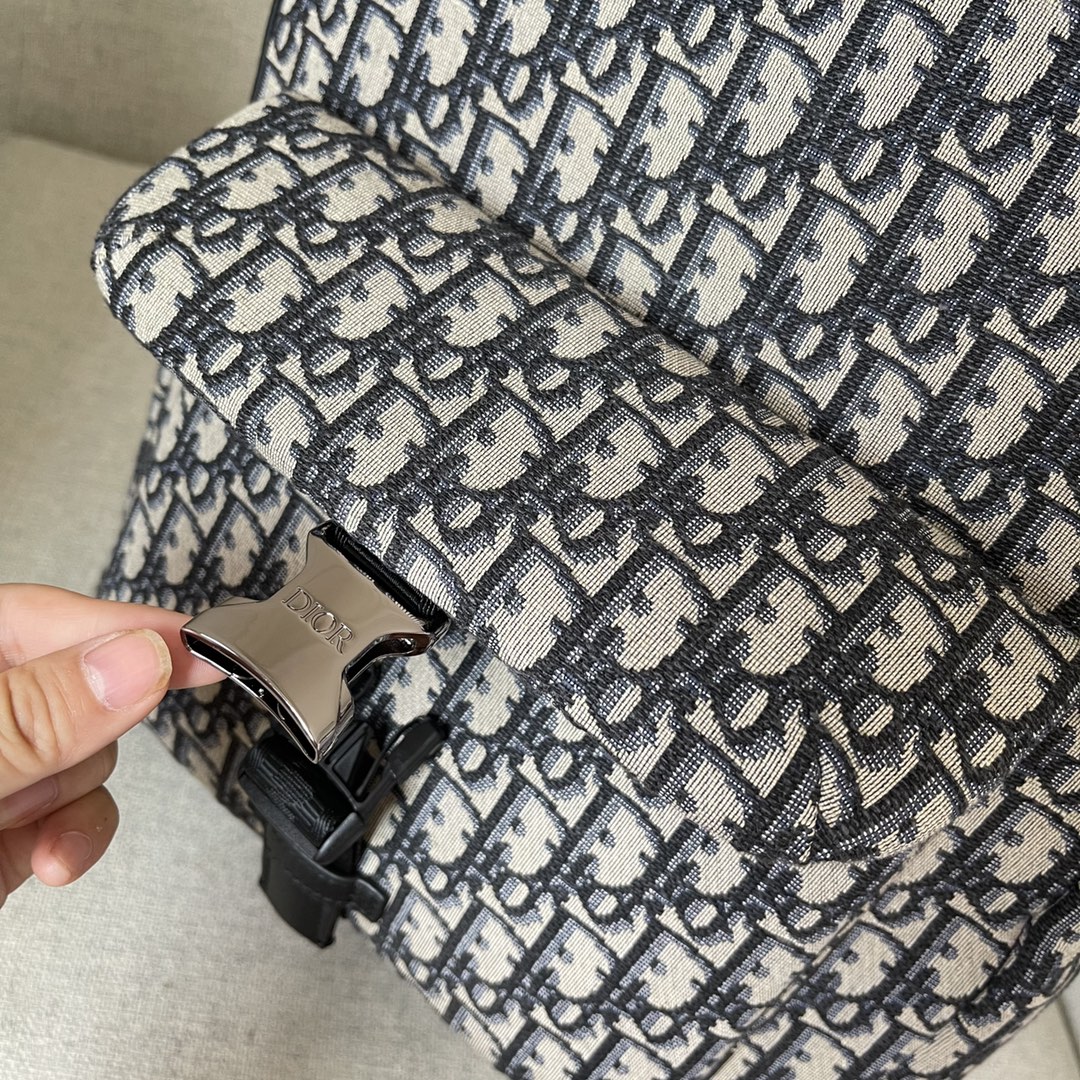 Ce sac à dos est le dernier né de la collection Dior Explorer de cette saison, qui allie l'esprit de la haute couture à la praticité.Confectionné en jacquard beige et noir, il est orné d'un imprimé Oblique et d'empiècements latéraux en cuir de vachette grainé noir "DIOR", une caractéristique distinctive.Le compartiment principal spacieux est complété par une poche frontale matelassée à rabat avec boucle en aluminium. Pochette et deux poches latérales pour plus de sophisticationSangle d'épaule rembourrée et anneau métallique pour les clés ou la pochette D-Touch peut être portée avec un large éventail de vêtements décontractés comme touche finaleModèle n° 2011Taille 30-42-14,5Beige et noir Imprimé obliquePièce métallique sur le devantLogo "DIOR" en laiton sur le côté Écusson "DIOR" sur le côté Écusson "DIOR" à l'intérieur Écusson "DIOR" à l'intérieur Poignées jacquard en nylon avec logo "CHRISTIAN DIOR" Boucle en aluminium Fermeture à glissière à double sens Tissu en maille matelassée avec logo "DIOR "Bretelles réglables avec boucles métalliquesPanneau arrière en tissu en maille matelasséeRenforcé avec le logo "DIOR "Logo "CHRISTIAN DIOR" sur le dessus Logo "CHRISTIAN DIOR" sur le dessusPoignées en jacquard de nylonPoches frontales et latéralesSac à poussière inclusFabriqué en Italie191701300-Sac de haute qualité