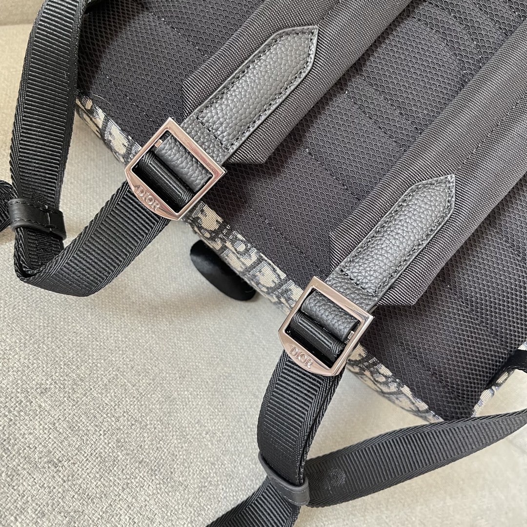 Ce sac à dos est le dernier né de la collection Dior Explorer de cette saison, qui allie l'esprit de la haute couture à la praticité.Confectionné en jacquard beige et noir, il est orné d'un imprimé Oblique et d'empiècements latéraux en cuir de vachette grainé noir "DIOR", une caractéristique distinctive.Le compartiment principal spacieux est complété par une poche frontale matelassée à rabat avec boucle en aluminium. Pochette et deux poches latérales pour plus de sophisticationSangle d'épaule rembourrée et anneau métallique pour les clés ou la pochette D-Touch peut être portée avec un large éventail de vêtements décontractés comme touche finaleModèle n° 2011Taille 30-42-14,5Beige et noir Imprimé obliquePièce métallique sur le devantLogo "DIOR" en laiton sur le côté Écusson "DIOR" sur le côté Écusson "DIOR" à l'intérieur Écusson "DIOR" à l'intérieur Poignées jacquard en nylon avec logo "CHRISTIAN DIOR" Boucle en aluminium Fermeture à glissière à double sens Tissu en maille matelassée avec logo "DIOR "Bretelles réglables avec boucles métalliquesPanneau arrière en tissu en maille matelasséeRenforcé avec le logo "DIOR "Logo "CHRISTIAN DIOR" sur le dessus Logo "CHRISTIAN DIOR" sur le dessusPoignées en jacquard de nylonPoches frontales et latéralesSac à poussière inclusFabriqué en Italie191701300-Sac de haute qualité