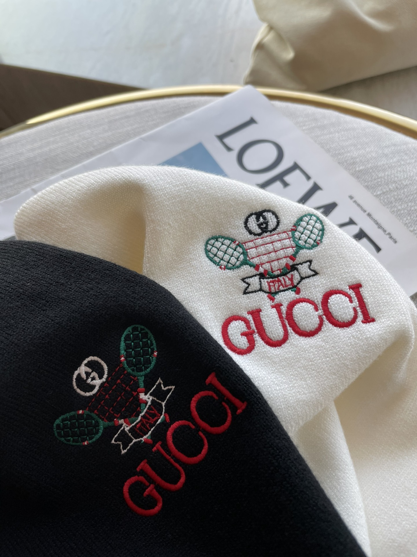 P420 GUCCI 2024AW automne et hiver nouvelle mode chic côtelé col rond simple porter bas modèles essentiels à l'aide de laine mélangée tricot pull à manches longues simple élégant tempérament noble broderie badge logo design Sans trop de complexité du processus à jouer est la fusion de la conception et du matériel style européen simple avec tricot laine importée automne et hiver bas arme magique ! 🐼 Size M-3XL Pick up M Bust 48 Shoulder Width 41.5 Length 65 Sleeve Length 60 L Bust 50.5 Shoulder Width 43 Length 67.5 Sleeve Length 61.5 XL Bust 53 Shoulder Width 44.5 Length 70 Sleeve Length 632XL Bust 55.5 Shoulder Width 46 Length 72.5 Sleeve Length 64.5 53XL Bust 58 Shoulder Width 47.5 Length 75 Sleeve Length 66