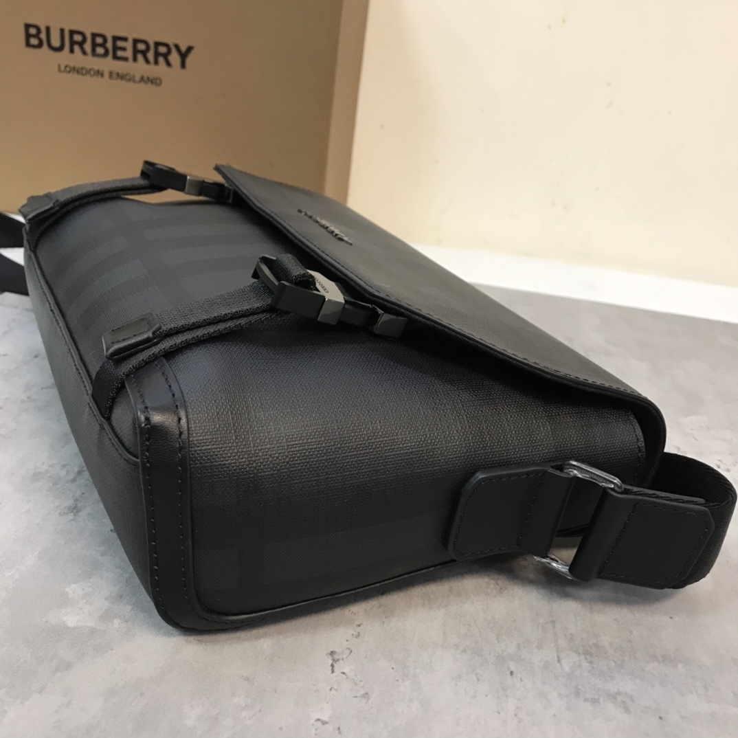 Burberry small fitEmbalagem de mensageiro robusta com marca de pontosDesign em xadrez cinzento-carvão com acabamentos em pele lisa e design do logótipoPossui um bolso com fecho para guardar artigos pequenosAlça de ombro ajustável para um design práticoPelo menos 30% dos principais materiais utilizados nesta peça são derivados de materiais de base biológicaMateriais de base biológica são derivados de recursos naturais renováveis, como plantas e óleo de rícino29 x 8,5 x Alça de ombro ajustável de 17,5 cm.1 bolso exterior com fecho; 1 bolso interior com fecho. Aba dobrável com fecho de fivela. Bordos pintados à mão. Ferragens em metal brilhante. Logótipo Burberry p1000 na frente.