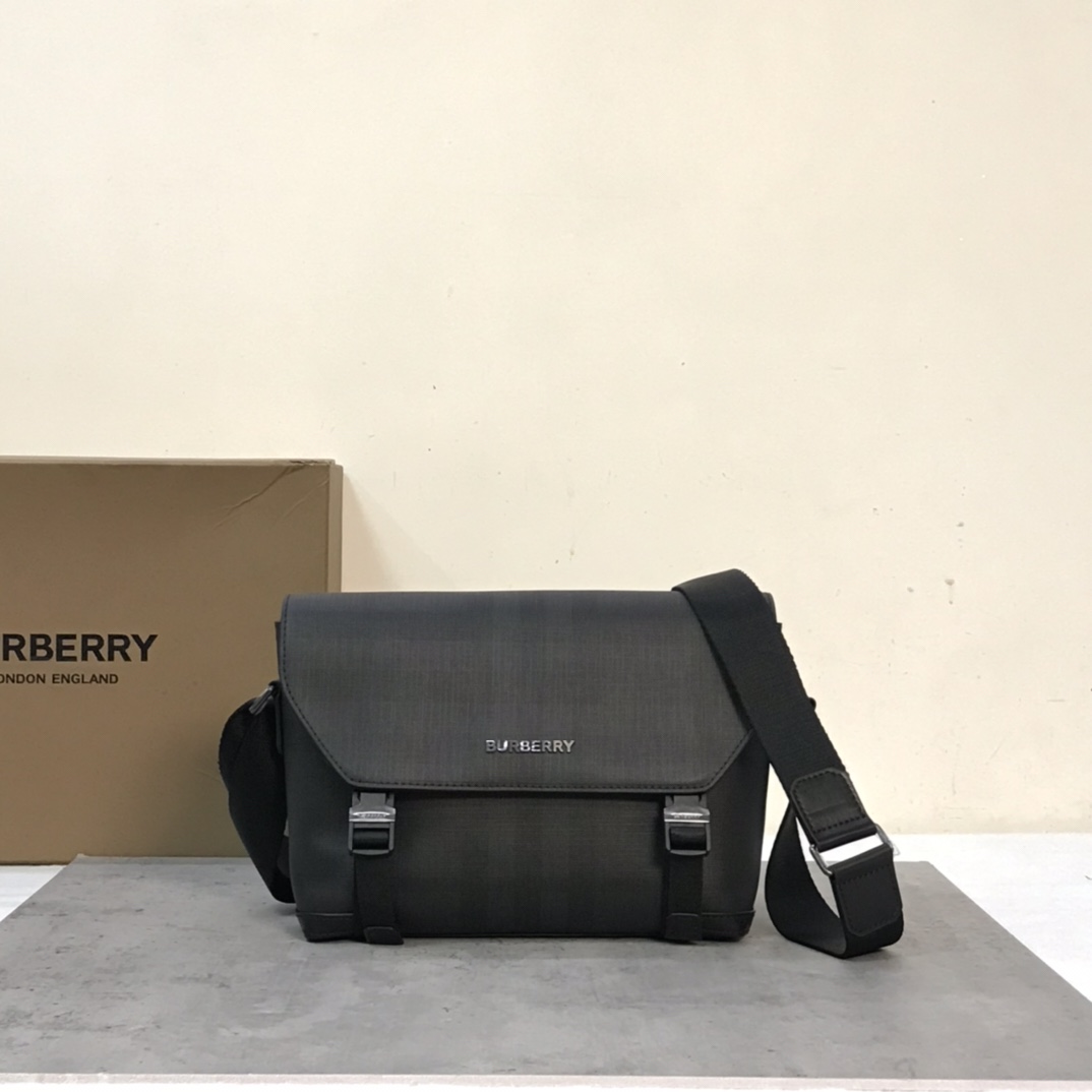 Burberry small fitEmbalagem de mensageiro robusta com marca de pontosDesign em xadrez cinzento-carvão com acabamentos em pele lisa e design do logótipoPossui um bolso com fecho para guardar artigos pequenosAlça de ombro ajustável para um design práticoPelo menos 30% dos principais materiais utilizados nesta peça são derivados de materiais de base biológicaMateriais de base biológica são derivados de recursos naturais renováveis, como plantas e óleo de rícino29 x 8,5 x Alça de ombro ajustável de 17,5 cm.1 bolso exterior com fecho; 1 bolso interior com fecho. Aba dobrável com fecho de fivela. Bordos pintados à mão. Ferragens em metal brilhante. Logótipo Burberry p1000 na frente.