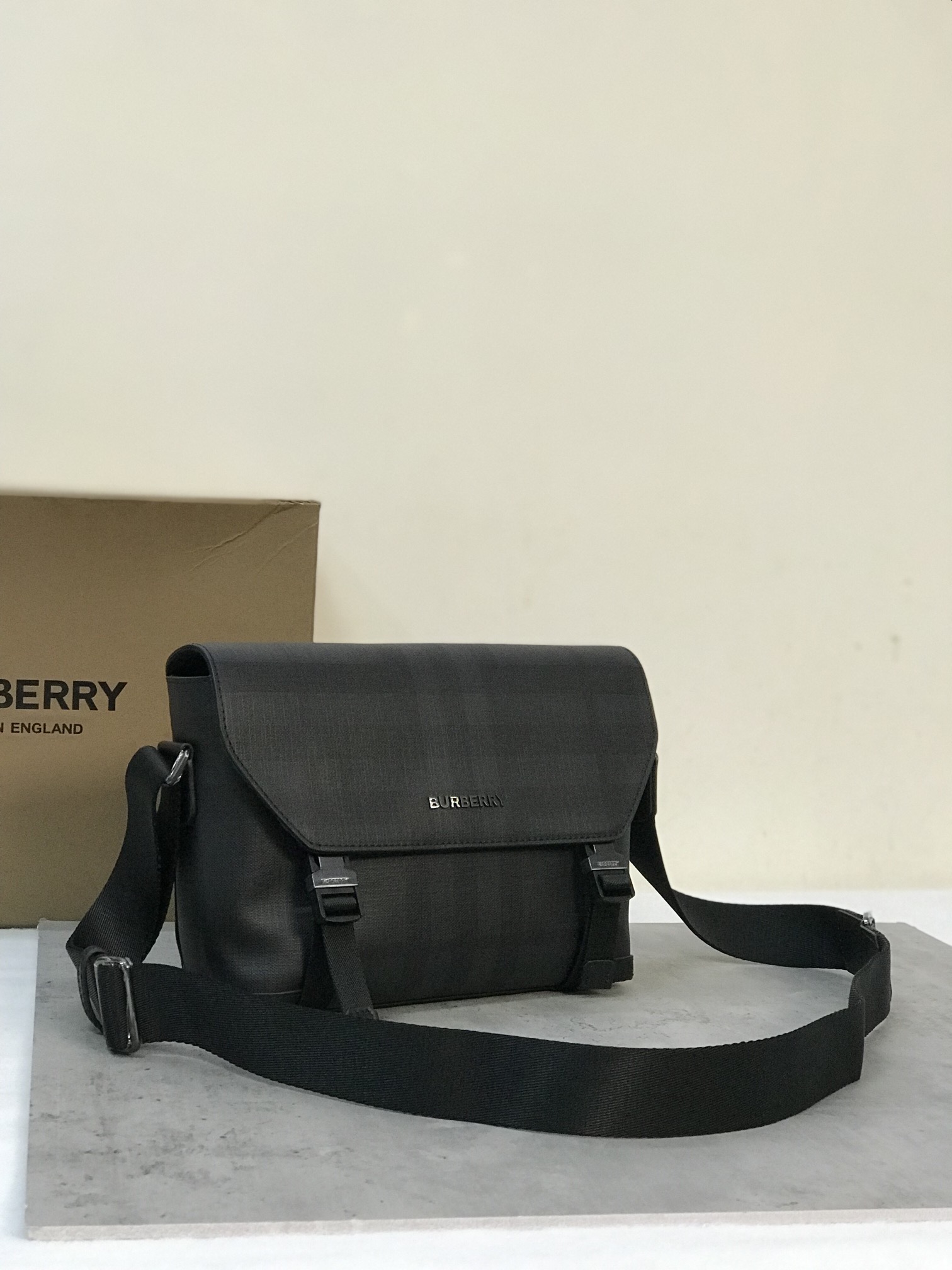 Burberry small fitEmbalagem de mensageiro robusta com marca de pontosDesign em xadrez cinzento-carvão com acabamentos em pele lisa e design do logótipoPossui um bolso com fecho para guardar artigos pequenosAlça de ombro ajustável para um design práticoPelo menos 30% dos principais materiais utilizados nesta peça são derivados de materiais de base biológicaMateriais de base biológica são derivados de recursos naturais renováveis, como plantas e óleo de rícino29 x 8,5 x Alça de ombro ajustável de 17,5 cm.1 bolso exterior com fecho; 1 bolso interior com fecho. Aba dobrável com fecho de fivela. Bordos pintados à mão. Ferragens em metal brilhante. Logótipo Burberry p1000 na frente.