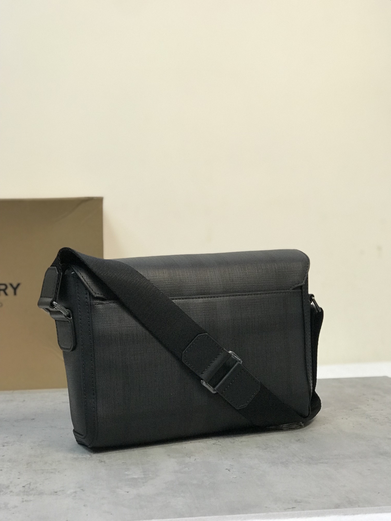 Burberry small fitEmbalagem de mensageiro robusta com marca de pontosDesign em xadrez cinzento-carvão com acabamentos em pele lisa e design do logótipoPossui um bolso com fecho para guardar artigos pequenosAlça de ombro ajustável para um design práticoPelo menos 30% dos principais materiais utilizados nesta peça são derivados de materiais de base biológicaMateriais de base biológica são derivados de recursos naturais renováveis, como plantas e óleo de rícino29 x 8,5 x Alça de ombro ajustável de 17,5 cm.1 bolso exterior com fecho; 1 bolso interior com fecho. Aba dobrável com fecho de fivela. Bordos pintados à mão. Ferragens em metal brilhante. Logótipo Burberry p1000 na frente.