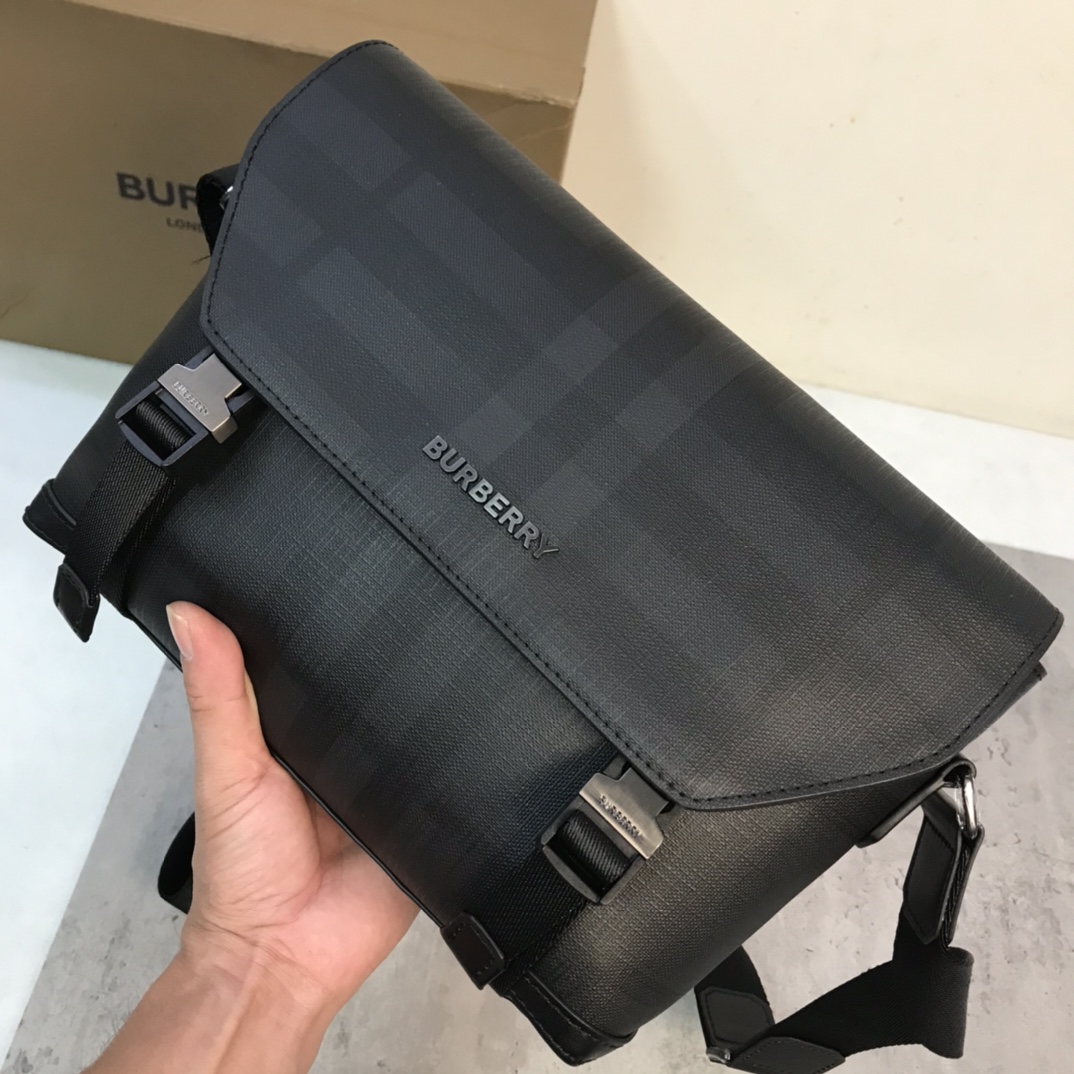 Burberry small fitEmbalagem de mensageiro robusta com marca de pontosDesign em xadrez cinzento-carvão com acabamentos em pele lisa e design do logótipoPossui um bolso com fecho para guardar artigos pequenosAlça de ombro ajustável para um design práticoPelo menos 30% dos principais materiais utilizados nesta peça são derivados de materiais de base biológicaMateriais de base biológica são derivados de recursos naturais renováveis, como plantas e óleo de rícino29 x 8,5 x Alça de ombro ajustável de 17,5 cm.1 bolso exterior com fecho; 1 bolso interior com fecho. Aba dobrável com fecho de fivela. Bordos pintados à mão. Ferragens em metal brilhante. Logótipo Burberry p1000 na frente.