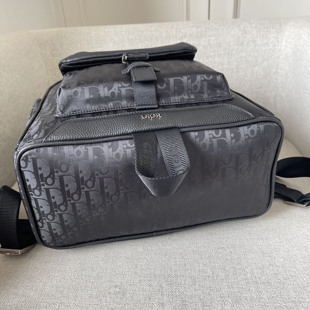 A bolsa Dior Explorer é a mais recente adição à coleção Dior desta estação, que combina o espírito da alta costura com praticidade. A bolsa é confeccionada em tecido técnico preto com uma estampa Oblique Mirage e couro de vaca preto granulado com patches de couro DIOR nas laterais. O espaçoso compartimento principal tem um bolso frontal acolchoado com aba e fecho de alumínio e dois bolsos laterais para maior sofisticação. As alças acolchoadas e os anéis de metal facilitam o transporte de chaves ou de uma bolsa D-Touch. A alça de ombro almofadada e as argolas de metal facilitam o transporte de chaves ou a clutch D-Touch pode ser usada com uma vasta gama de artigos casuais como toque final de um look.Modelo 2012Oblique Mirage Print em tecido técnico pretoO estampado Oblique Mirage apresenta um tecido técnico à prova de água com efeitos reflectores. O estampado Oblique acrescenta um toque de estilo e habilidade.Este material com certificação GRS (Global Recycling Standard) é fabricado com fio 100% ECONYL, uma fibra de nylon reciclada e reciclável.Pele de vaca preta granuladaLogótipo DIOR em latão com revestimento em metal na frentePatch DIOR na lateralLogótipo DIOR no interiorPegas em nylon com jacquard com o logótipo CHRISTIAN DIORFivela de alumínio com logótipo DIORFecho de correr nos dois sentidosAlça de ombro ajustável em tecido de malha acolchoada com o logótipo DIOR e argola de metalcostas em tecido de rede acolchoado com reforço do logótipo DIORBolsos frontais e lateraisSaco para o pó no interiorFabricada em Itália191701300