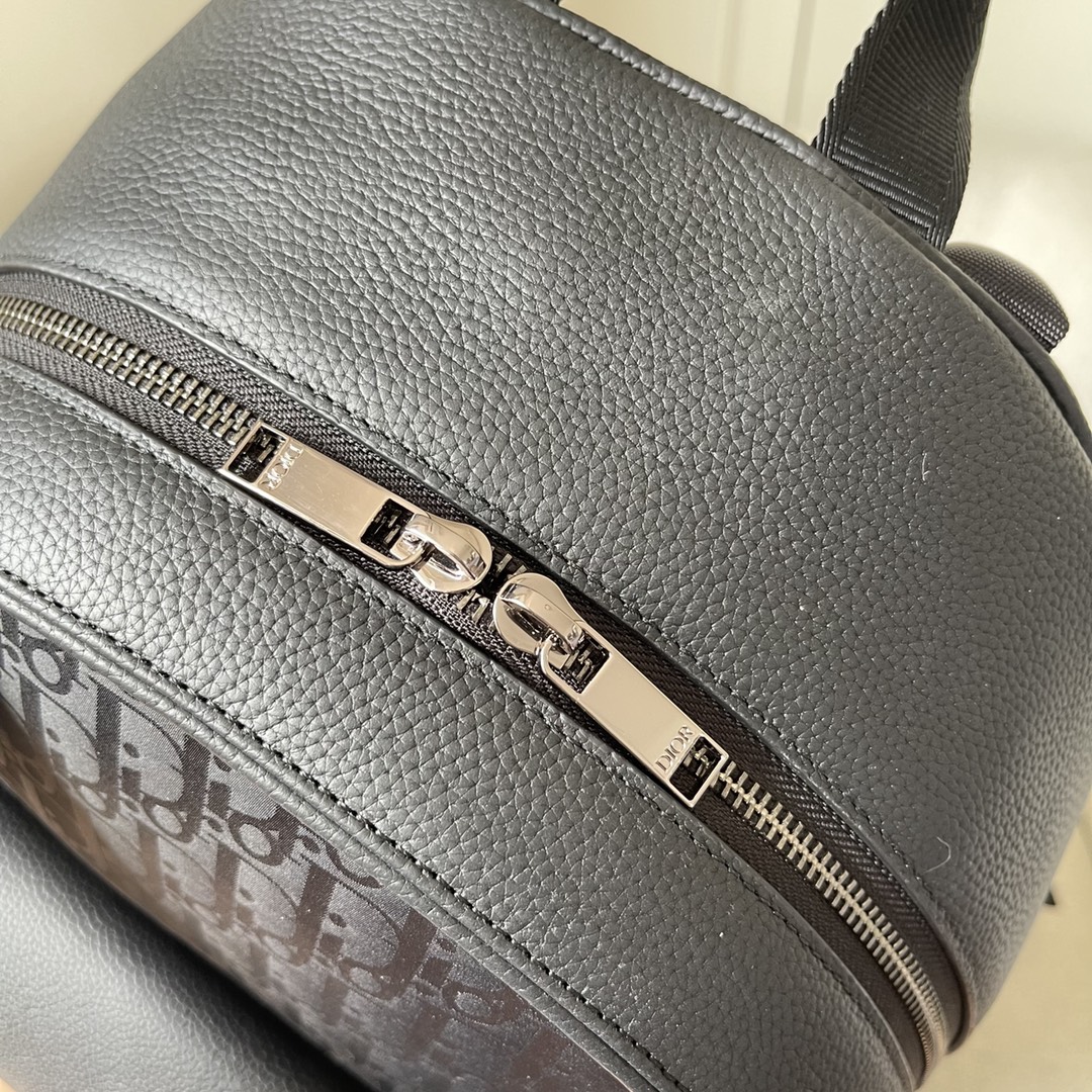 A bolsa Dior Explorer é a mais recente adição à coleção Dior desta estação, que combina o espírito da alta costura com praticidade. A bolsa é confeccionada em tecido técnico preto com uma estampa Oblique Mirage e couro de vaca preto granulado com patches de couro DIOR nas laterais. O espaçoso compartimento principal tem um bolso frontal acolchoado com aba e fecho de alumínio e dois bolsos laterais para maior sofisticação. As alças acolchoadas e os anéis de metal facilitam o transporte de chaves ou de uma bolsa D-Touch. A alça de ombro almofadada e as argolas de metal facilitam o transporte de chaves ou a clutch D-Touch pode ser usada com uma vasta gama de artigos casuais como toque final de um look.Modelo 2012Oblique Mirage Print em tecido técnico pretoO estampado Oblique Mirage apresenta um tecido técnico à prova de água com efeitos reflectores. O estampado Oblique acrescenta um toque de estilo e habilidade.Este material com certificação GRS (Global Recycling Standard) é fabricado com fio 100% ECONYL, uma fibra de nylon reciclada e reciclável.Pele de vaca preta granuladaLogótipo DIOR em latão com revestimento em metal na frentePatch DIOR na lateralLogótipo DIOR no interiorPegas em nylon com jacquard com o logótipo CHRISTIAN DIORFivela de alumínio com logótipo DIORFecho de correr nos dois sentidosAlça de ombro ajustável em tecido de malha acolchoada com o logótipo DIOR e argola de metalcostas em tecido de rede acolchoado com reforço do logótipo DIORBolsos frontais e lateraisSaco para o pó no interiorFabricada em Itália191701300