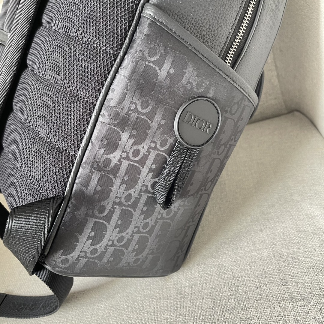 A bolsa Dior Explorer é a mais recente adição à coleção Dior desta estação, que combina o espírito da alta costura com praticidade. A bolsa é confeccionada em tecido técnico preto com uma estampa Oblique Mirage e couro de vaca preto granulado com patches de couro DIOR nas laterais. O espaçoso compartimento principal tem um bolso frontal acolchoado com aba e fecho de alumínio e dois bolsos laterais para maior sofisticação. As alças acolchoadas e os anéis de metal facilitam o transporte de chaves ou de uma bolsa D-Touch. A alça de ombro almofadada e as argolas de metal facilitam o transporte de chaves ou a clutch D-Touch pode ser usada com uma vasta gama de artigos casuais como toque final de um look.Modelo 2012Oblique Mirage Print em tecido técnico pretoO estampado Oblique Mirage apresenta um tecido técnico à prova de água com efeitos reflectores. O estampado Oblique acrescenta um toque de estilo e habilidade.Este material com certificação GRS (Global Recycling Standard) é fabricado com fio 100% ECONYL, uma fibra de nylon reciclada e reciclável.Pele de vaca preta granuladaLogótipo DIOR em latão com revestimento em metal na frentePatch DIOR na lateralLogótipo DIOR no interiorPegas em nylon com jacquard com o logótipo CHRISTIAN DIORFivela de alumínio com logótipo DIORFecho de correr nos dois sentidosAlça de ombro ajustável em tecido de malha acolchoada com o logótipo DIOR e argola de metalcostas em tecido de rede acolchoado com reforço do logótipo DIORBolsos frontais e lateraisSaco para o pó no interiorFabricada em Itália191701300