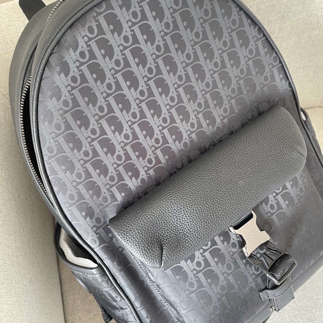 A bolsa Dior Explorer é a mais recente adição à coleção Dior desta estação, que combina o espírito da alta costura com praticidade. A bolsa é confeccionada em tecido técnico preto com uma estampa Oblique Mirage e couro de vaca preto granulado com patches de couro DIOR nas laterais. O espaçoso compartimento principal tem um bolso frontal acolchoado com aba e fecho de alumínio e dois bolsos laterais para maior sofisticação. As alças acolchoadas e os anéis de metal facilitam o transporte de chaves ou de uma bolsa D-Touch. A alça de ombro almofadada e as argolas de metal facilitam o transporte de chaves ou a clutch D-Touch pode ser usada com uma vasta gama de artigos casuais como toque final de um look.Modelo 2012Oblique Mirage Print em tecido técnico pretoO estampado Oblique Mirage apresenta um tecido técnico à prova de água com efeitos reflectores. O estampado Oblique acrescenta um toque de estilo e habilidade.Este material com certificação GRS (Global Recycling Standard) é fabricado com fio 100% ECONYL, uma fibra de nylon reciclada e reciclável.Pele de vaca preta granuladaLogótipo DIOR em latão com revestimento em metal na frentePatch DIOR na lateralLogótipo DIOR no interiorPegas em nylon com jacquard com o logótipo CHRISTIAN DIORFivela de alumínio com logótipo DIORFecho de correr nos dois sentidosAlça de ombro ajustável em tecido de malha acolchoada com o logótipo DIOR e argola de metalcostas em tecido de rede acolchoado com reforço do logótipo DIORBolsos frontais e lateraisSaco para o pó no interiorFabricada em Itália191701300