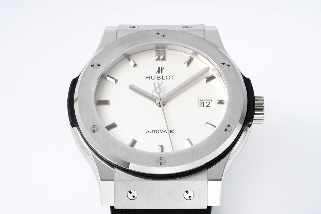 Hublot white 42mm size equipped with Hublot named the original HB1110 movement of the latest level of one machine  1️⃣ Recently the technology special break (recognize the movement internal steel stamp consistent sw300)  2️⃣ anti-reflective sapphire crystal glass rim with titanium 6 H-shaped titanium screws  3 ️⃣ hands part of the development of the original version of Hublot adhering to the brand's tradition of the pointer will be left with the brand's unique style of the LOGO! The industry called it 'wheat head' 4 ️ ️ ️ ️ dial part of the overall printing process brand logo concave and convex basically in accordance with the original JJ + adhering to the spirit of craftsmanship one by one to share with you the details of the picture after the festival to share with you 1. blue dial gray dial green dial are printed and radial design 2. black dial is sandblasted and printing process white all  The only thing to say is that JJ + for the user experience when the movement steel seal consistent Swiss imported English consistent Hengbao wheat head absolutely do not need to UP paste up spent a lot of money to hire laser engraving factory engraving to ensure more realistic  7 ️ ️ ️ ️ case grinding polishing polishing all to take the Swiss CNC to complete the processing of the brightness of its polished sand processing brushed treatment is very close to perfect welcome you have the genuine can be compared  8 ️ ️ ️ buckle part of the Processing process is also very important according to my personal preferences I like very much folding buckle easy to wear and easy to take off the traditional pin buckle models are estimated to be many people in the wearing process fell over  9 ️ ️ ️ ️ JJ + in order to better user experience at all costs in the U.S. to buy the original rubber belt to open the mold to customize the purchase of the original leather strap watch models which is the hardship of only the molding of their own people have to experience in order to achieve the original effect of the midway modified 4 times times HUBLOT wheat head font not to be responsible for the people finally can see the effect of why the market is not currently going to open the mold to produce the tape of the reason heavy capital heavy capital ah say more is also 😮‍💨 everything for the better and closer to 🫡🫡 do not say more just Salute to all the accessories factory 🫡🫡