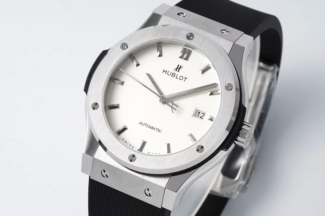 Hublot white 42mm size equipped with Hublot named the original HB1110 movement of the latest level of one machine  1️⃣ Recently the technology special break (recognize the movement internal steel stamp consistent sw300)  2️⃣ anti-reflective sapphire crystal glass rim with titanium 6 H-shaped titanium screws  3 ️⃣ hands part of the development of the original version of Hublot adhering to the brand's tradition of the pointer will be left with the brand's unique style of the LOGO! The industry called it 'wheat head' 4 ️ ️ ️ ️ dial part of the overall printing process brand logo concave and convex basically in accordance with the original JJ + adhering to the spirit of craftsmanship one by one to share with you the details of the picture after the festival to share with you 1. blue dial gray dial green dial are printed and radial design 2. black dial is sandblasted and printing process white all  The only thing to say is that JJ + for the user experience when the movement steel seal consistent Swiss imported English consistent Hengbao wheat head absolutely do not need to UP paste up spent a lot of money to hire laser engraving factory engraving to ensure more realistic  7 ️ ️ ️ ️ case grinding polishing polishing all to take the Swiss CNC to complete the processing of the brightness of its polished sand processing brushed treatment is very close to perfect welcome you have the genuine can be compared  8 ️ ️ ️ buckle part of the Processing process is also very important according to my personal preferences I like very much folding buckle easy to wear and easy to take off the traditional pin buckle models are estimated to be many people in the wearing process fell over  9 ️ ️ ️ ️ JJ + in order to better user experience at all costs in the U.S. to buy the original rubber belt to open the mold to customize the purchase of the original leather strap watch models which is the hardship of only the molding of their own people have to experience in order to achieve the original effect of the midway modified 4 times times HUBLOT wheat head font not to be responsible for the people finally can see the effect of why the market is not currently going to open the mold to produce the tape of the reason heavy capital heavy capital ah say more is also 😮‍💨 everything for the better and closer to 🫡🫡 do not say more just Salute to all the accessories factory 🫡🫡