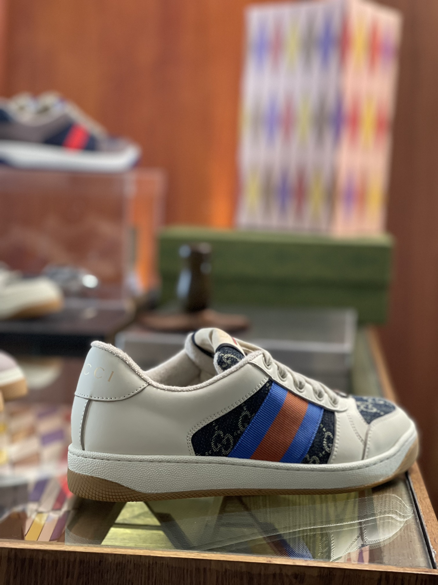 GUCCI Chaussures sales pour hommes et femmesTaille : femmes 35~41 hommes 38~45P760Inspiré par les baskets classiques des années 70, le trainer Screener porte le nom de l'action défensive du sport avec des sangles rayées sur le côté et des logos Gucci vintage. Le trainer est réalisé en toile GG avec des détails en cuir violet pour ajouter de la profondeur et de l'ampleur à la pièce avec des détails contrastés.