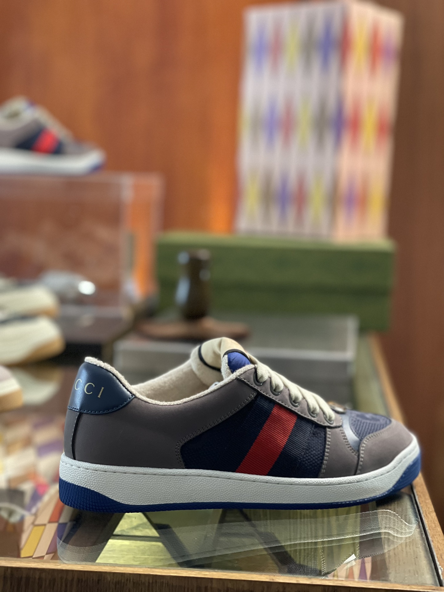 GUCCI Gucci Men's and Women's Dirty Shoes♞size: women 35~41 men 38~45P760Inspired by the classic sneaker of the 70's, the Screener sneaker is named after a defensive action in sports with striped webbing on the side and a vintage Gucci logo. The sneaker is made of GG canvas with purple leather detailing to add depth and fullness to the piece with contrasting detailing.