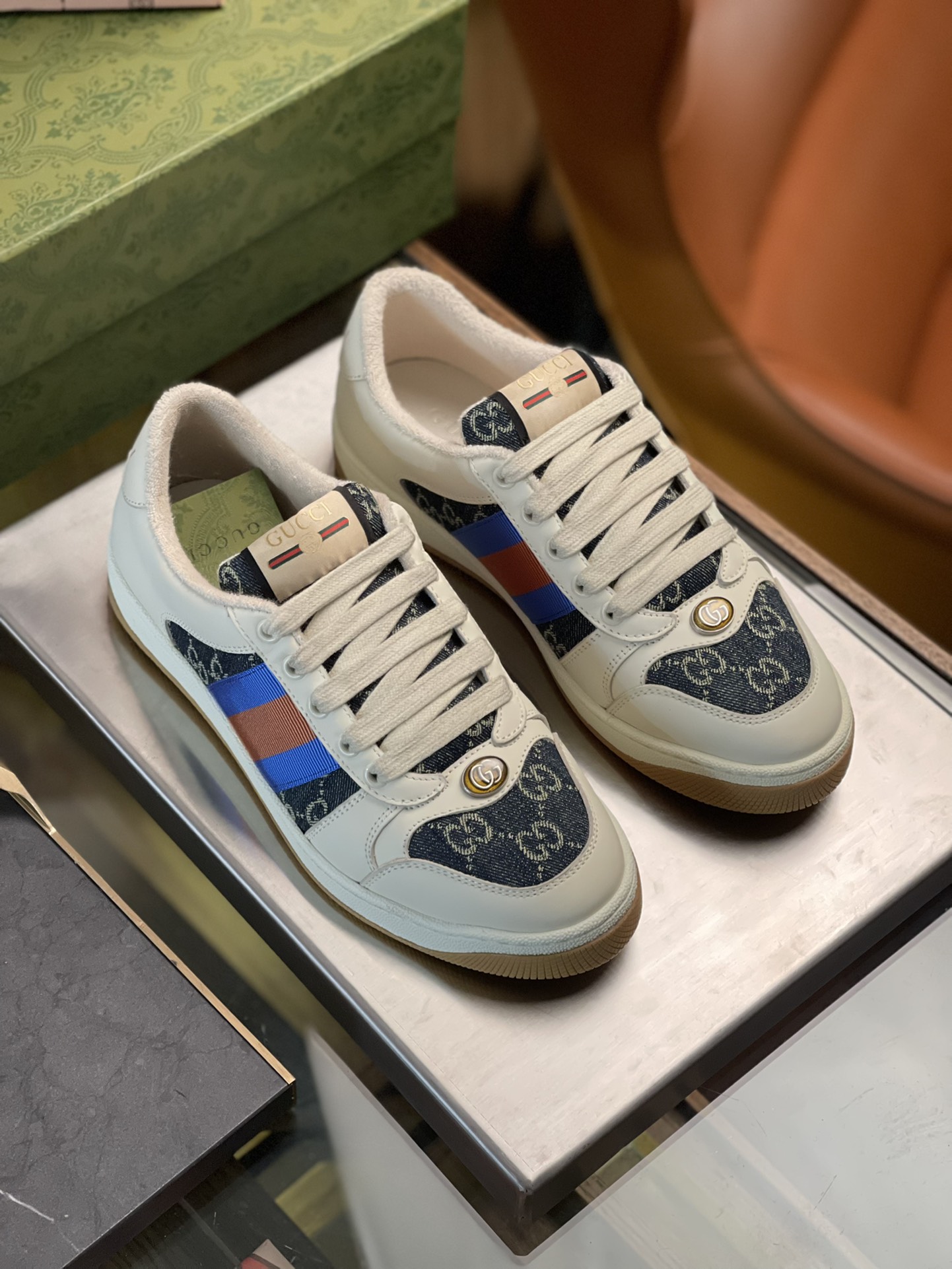 GUCCI Chaussures sales pour hommes et femmesTaille : femmes 35~41 hommes 38~45P760Inspiré par les baskets classiques des années 70, le trainer Screener porte le nom de l'action défensive du sport avec des sangles rayées sur le côté et des logos Gucci vintage. Le trainer est réalisé en toile GG avec des détails en cuir violet pour ajouter de la profondeur et de l'ampleur à la pièce avec des détails contrastés.