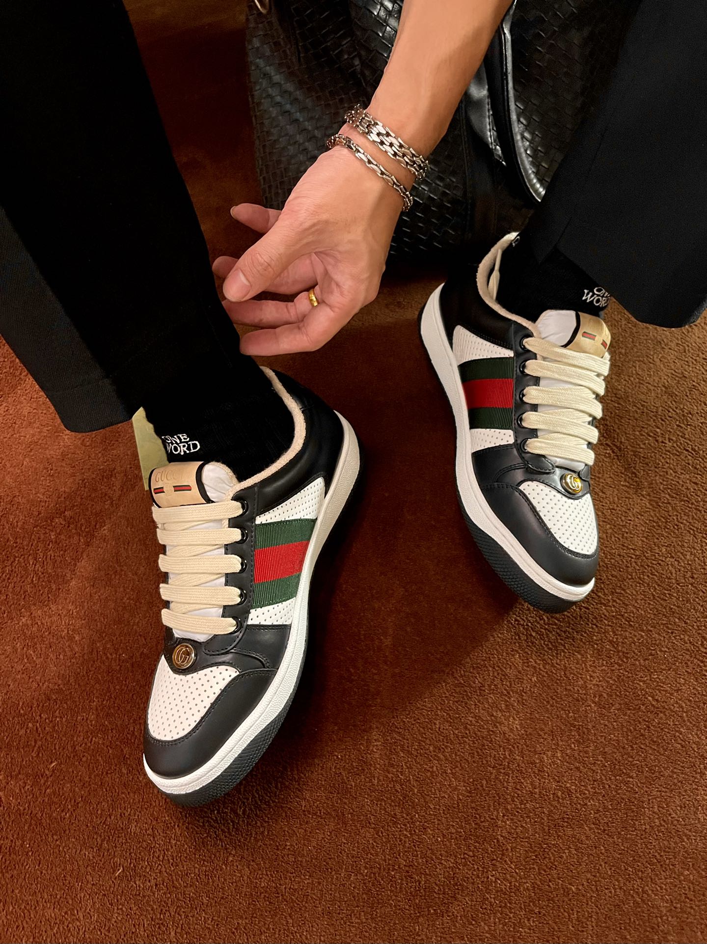 GUCCI Chaussures sales pour hommes et femmesTaille : femmes 35~41 hommes 38~45P760Inspiré par les baskets classiques des années 70, le trainer Screener porte le nom de l'action défensive du sport avec des sangles rayées sur le côté et des logos Gucci vintage. Le trainer est réalisé en toile GG avec des détails en cuir violet pour ajouter de la profondeur et de l'ampleur à la pièce avec des détails contrastés.