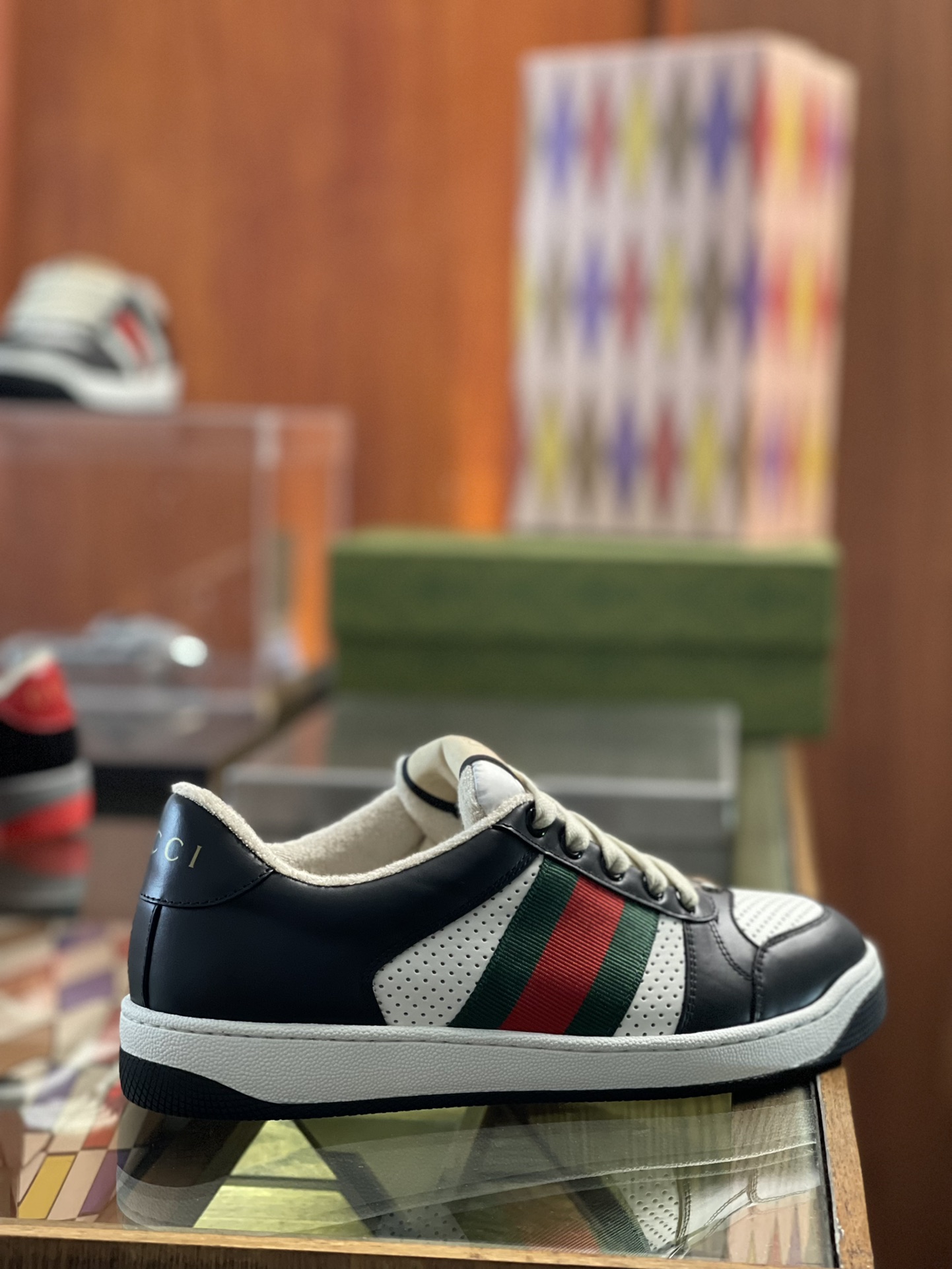 GUCCI Gucci Men's and Women's Dirty Shoes♞size: women 35~41 men 38~45P760Inspired by the classic sneaker of the 70's, the Screener sneaker is named after a defensive action in sports with striped webbing on the side and a vintage Gucci logo. The sneaker is made of GG canvas with purple leather detailing to add depth and fullness to the piece with contrasting detailing.