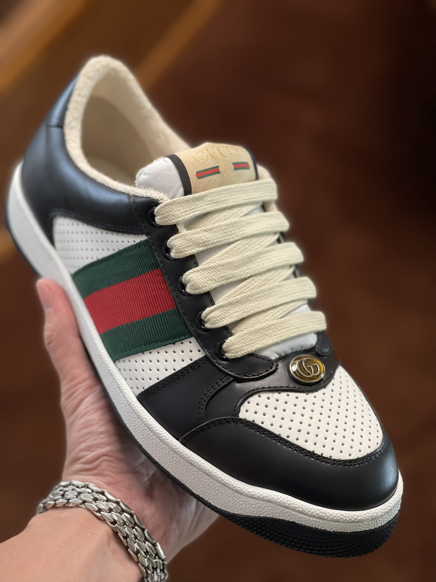 GUCCI(グッチ)メンズ＆レディース・ダーティーシューズサイズ：レディース 35~41 メンズ 38~45P76070年代のクラシックなトレーナーからインスパイアされたスクリーナー・トレーナーは、サイドのストライプのウェビングとヴィンテージのグッチ・ロゴで、スポーツのディフェンシブ・アクションにちなんで名付けられました。 このトレーナーはGGキャンバス製で、パープルのレザーのディテールがコントラストを効かせたアイテムに深みと膨らみを与えています。