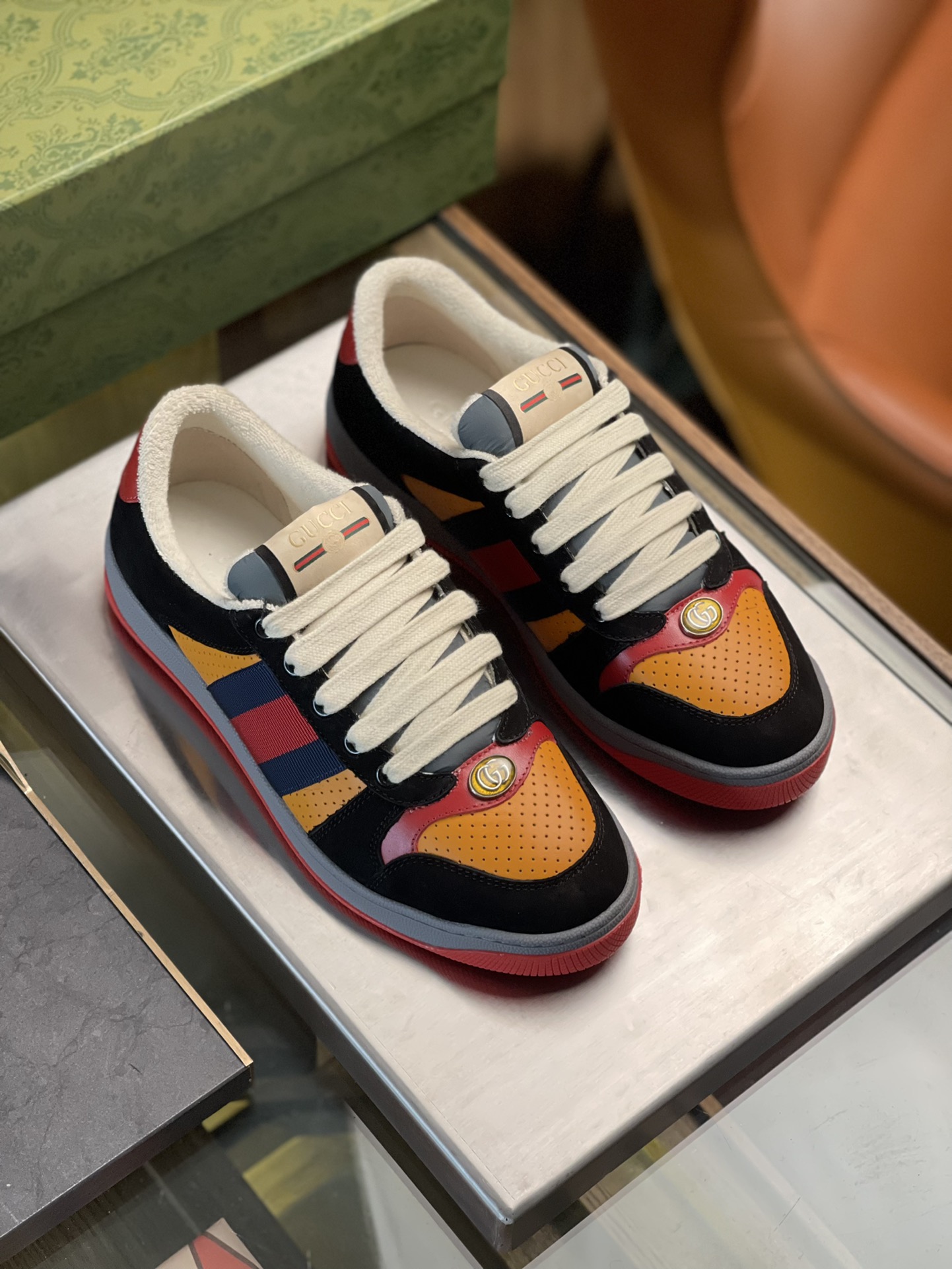 GUCCI Chaussures sales pour hommes et femmesTaille : femmes 35~41 hommes 38~45P760Inspiré par les baskets classiques des années 70, le trainer Screener porte le nom de l'action défensive du sport avec des sangles rayées sur le côté et des logos Gucci vintage. Le trainer est réalisé en toile GG avec des détails en cuir violet pour ajouter de la profondeur et de l'ampleur à la pièce avec des détails contrastés.