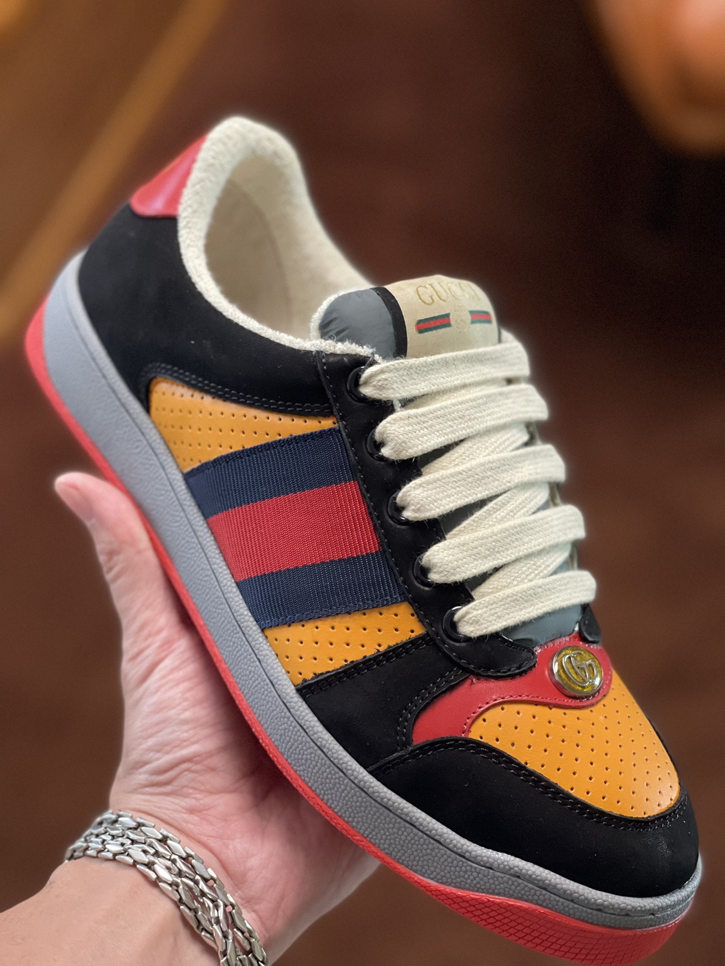 GUCCI Gucci Men's and Women's Dirty Shoes♞size: women 35~41 men 38~45P760Inspired by the classic sneaker of the 70's, the Screener sneaker is named after a defensive action in sports with striped webbing on the side and a vintage Gucci logo. The sneaker is made of GG canvas with purple leather detailing to add depth and fullness to the piece with contrasting detailing.