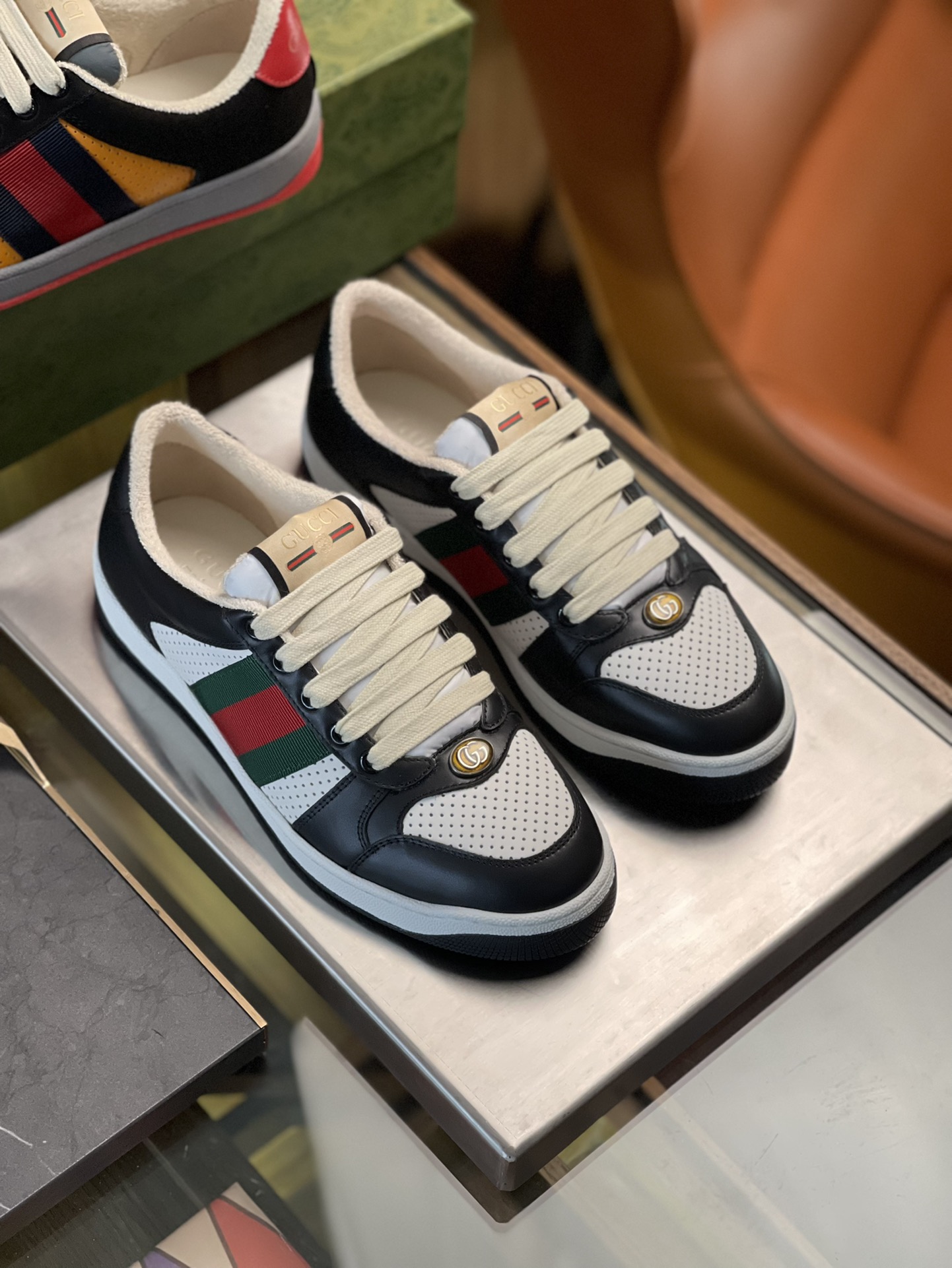 GUCCI Chaussures sales pour hommes et femmesTaille : femmes 35~41 hommes 38~45P760Inspiré par les baskets classiques des années 70, le trainer Screener porte le nom de l'action défensive du sport avec des sangles rayées sur le côté et des logos Gucci vintage. Le trainer est réalisé en toile GG avec des détails en cuir violet pour ajouter de la profondeur et de l'ampleur à la pièce avec des détails contrastés.