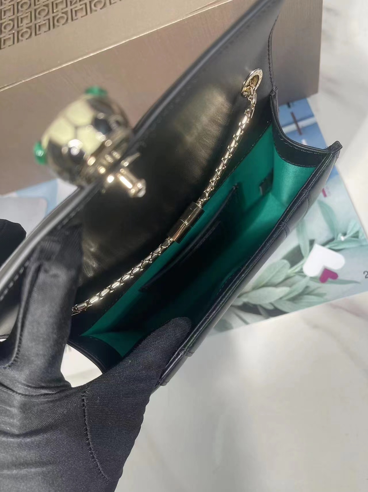 Bvlgari foetal cattle series black malachite snake head 👵[lightning] leather delicate soft [seduction] 🇨🇳 inspiré par la nature ➰ doté de tout le sens du charme féminin et de la mode 💃🏼 Bvlgari en plus des bijoux a également prouvé des sacs. Processus de fabrication luxe extrême 💋 Emballage unique mackintosh type cuivre pur workmanshiperfect apparence bien que petit portefeuille nécessaire téléphone portable, rouge à lèvres, un peu d'argent / carte, un cordon de clés peut être logé Taille : 20 * 14,5 * 5cm.