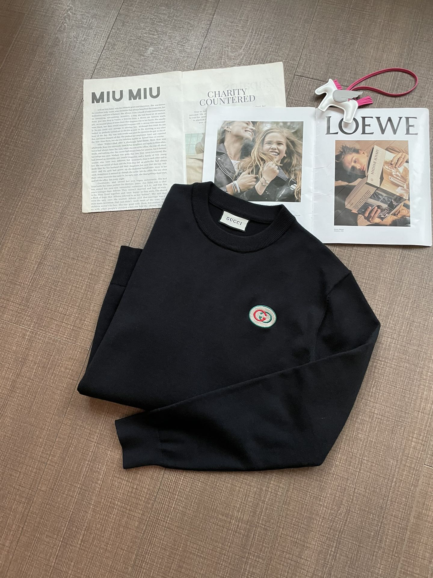 P420 GUCCI 2024AW automne et hiver nouvelle mode chic côtelé col rond simple porter bas modèles essentiels à l'aide de laine mélangée tricot pull à manches longues simple élégant tempérament noble broderie badge logo design Sans trop de complexité du processus à jouer est la fusion de la conception et du matériel style européen simple avec tricot laine importée automne et hiver bas arme magique ! 🐼 Size M-3XL Pick up M Bust 48 Shoulder Width 41.5 Length 65 Sleeve Length 60 L Bust 50.5 Shoulder Width 43 Length 67.5 Sleeve Length 61.5 XL Bust 53 Shoulder Width 44.5 Length 70 Sleeve Length 632XL Bust 55.5 Shoulder Width 46 Length 72.5 Sleeve Length 64.5 53XL Bust 58 Shoulder Width 47.5 Length 75 Sleeve Length 66