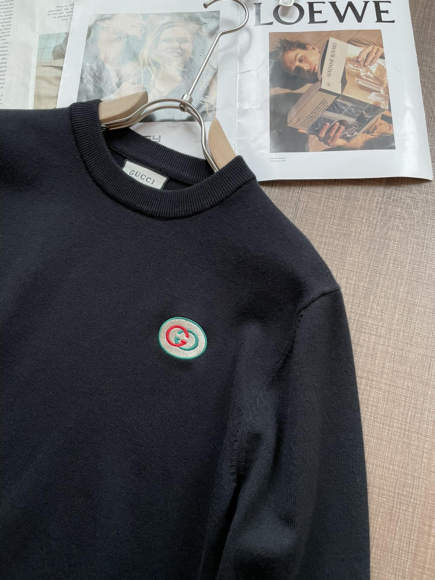 P420 GUCCI 2024AW automne et hiver nouvelle mode chic côtelé col rond simple porter bas modèles essentiels à l'aide de laine mélangée tricot pull à manches longues simple élégant tempérament noble broderie badge logo design Sans trop de complexité du processus à jouer est la fusion de la conception et du matériel style européen simple avec tricot laine importée automne et hiver bas arme magique ! 🐼 Size M-3XL Pick up M Bust 48 Shoulder Width 41.5 Length 65 Sleeve Length 60 L Bust 50.5 Shoulder Width 43 Length 67.5 Sleeve Length 61.5 XL Bust 53 Shoulder Width 44.5 Length 70 Sleeve Length 632XL Bust 55.5 Shoulder Width 46 Length 72.5 Sleeve Length 64.5 53XL Bust 58 Shoulder Width 47.5 Length 75 Sleeve Length 66