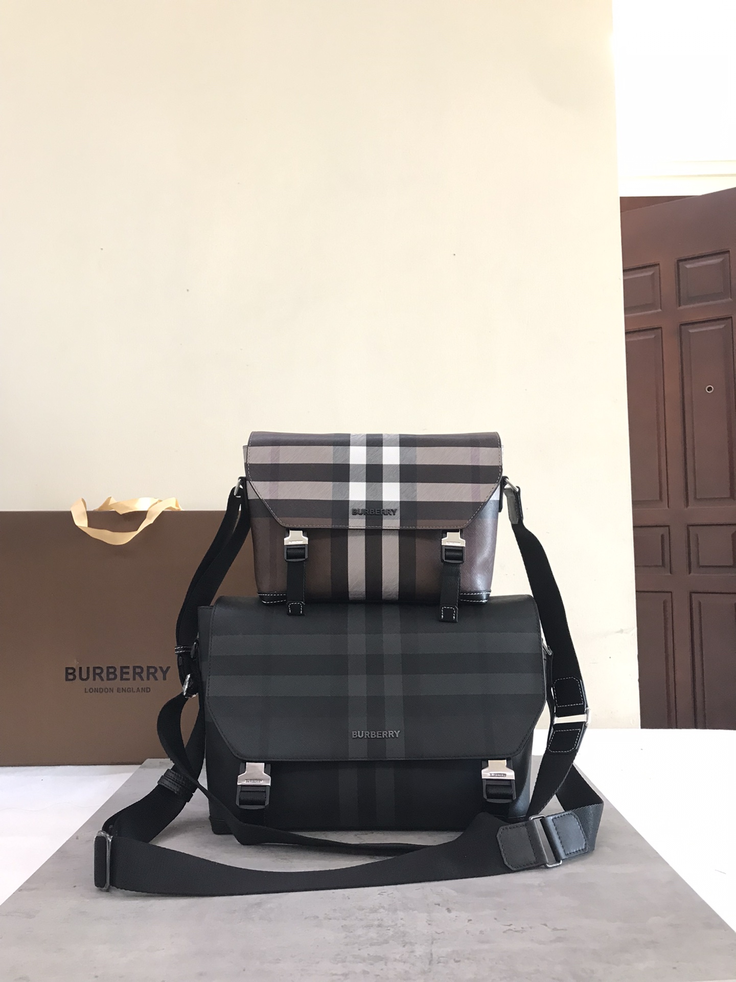 Ajuste pequeño de BurberryBolsa de mensajero resistente con diseño de cuadros marrones con adornos de piel lisa y diseño del logotipoCuenta con un bolsillo con cremallera para guardar objetos pequeñosCorrea ajustable para el hombro para un diseño prácticoAl menos 30% de los principales materiales utilizados en esta pieza proceden de materiales de base biológicaLos materiales de base biológica proceden de recursos naturales renovables como plantas y aceite de ricinoCorreas ajustables para el hombro de 29 x 8,5 x 17,5 cm. Correa de hombro ajustable de 29 cm.1 bolsillo exterior con cremallera; 1 bolsillo interior con cremallera. Solapa abatible con cierre de hebilla y clip. Bordes pintados a mano. Herrajes de metal brillante. Logotipo Burberry p1000 en la parte delantera.