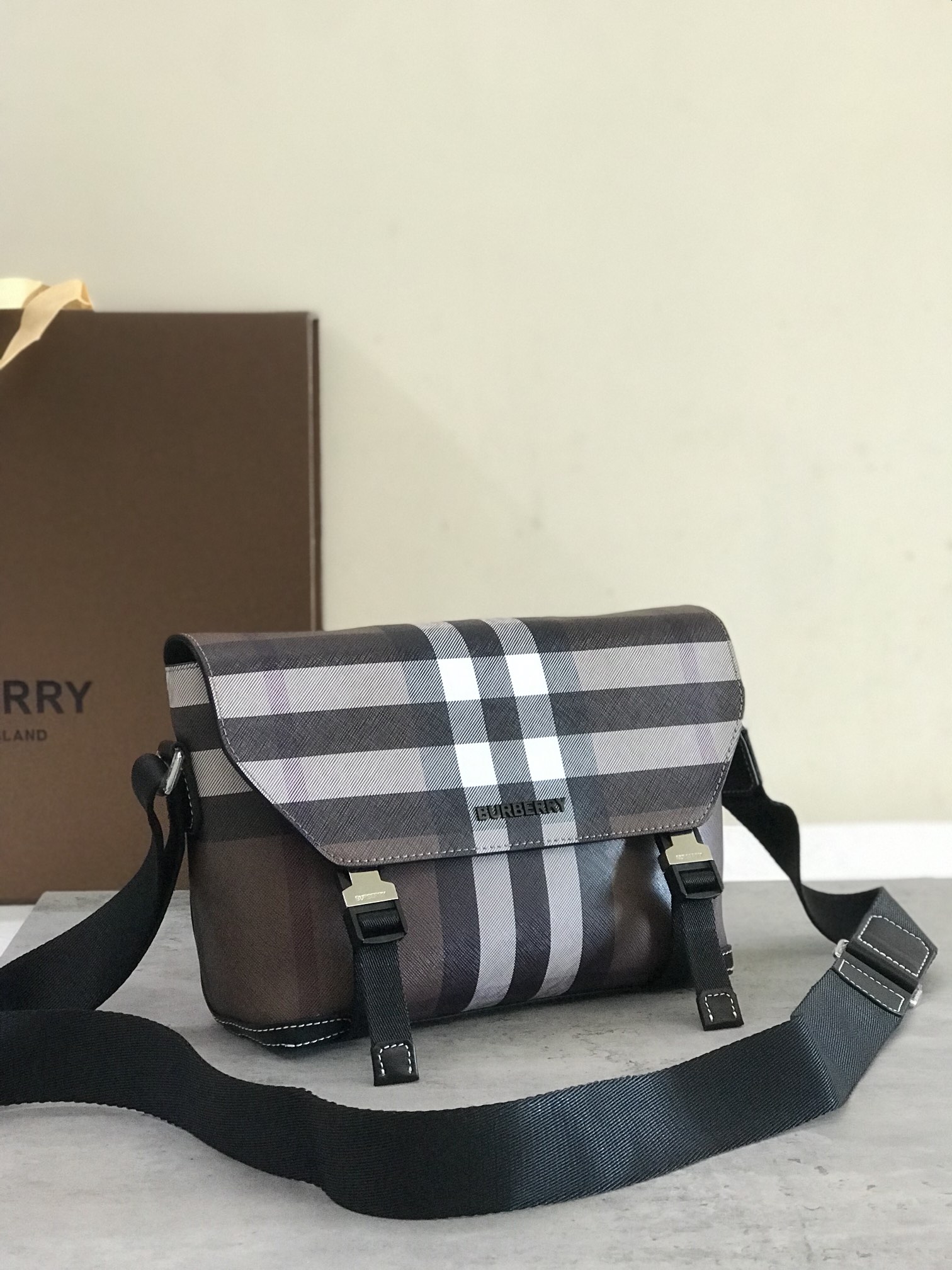 Burberry small fitSac messager robuste à carreaux marron avec bordures en cuir lisse et logoLa pochette zippée permet de ranger de petits objetsLa bandoulière réglable est pratiqueAu moins 30% des principaux matériaux utilisés dans cette pièce sont dérivés de matériaux biosourcésLes matériaux biosourcés sont dérivés de ressources naturelles renouvelables telles que les plantes et l'huile de ricin29 x 8,5 x 17,5 cm de sangles réglables.1 pochette extérieure zippée ; 1 pochette intérieure zippée. 1 poche extérieure zippée ; 1 poche intérieure zippée. Rabat rabattable avec fermeture à boucle. Bords peints à la main. Ferrures en métal brillant. Logo Burberry p1000 sur le devant.