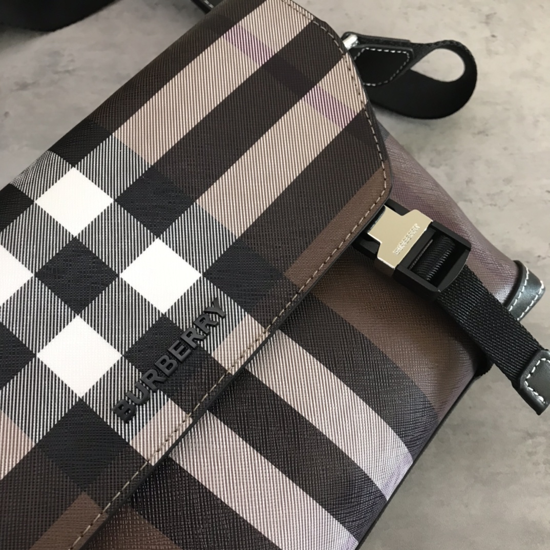 Ajuste pequeño de BurberryBolsa de mensajero resistente con diseño de cuadros marrones con adornos de piel lisa y diseño del logotipoCuenta con un bolsillo con cremallera para guardar objetos pequeñosCorrea ajustable para el hombro para un diseño prácticoAl menos 30% de los principales materiales utilizados en esta pieza proceden de materiales de base biológicaLos materiales de base biológica proceden de recursos naturales renovables como plantas y aceite de ricinoCorreas ajustables para el hombro de 29 x 8,5 x 17,5 cm. Correa de hombro ajustable de 29 cm.1 bolsillo exterior con cremallera; 1 bolsillo interior con cremallera. Solapa abatible con cierre de hebilla y clip. Bordes pintados a mano. Herrajes de metal brillante. Logotipo Burberry p1000 en la parte delantera.