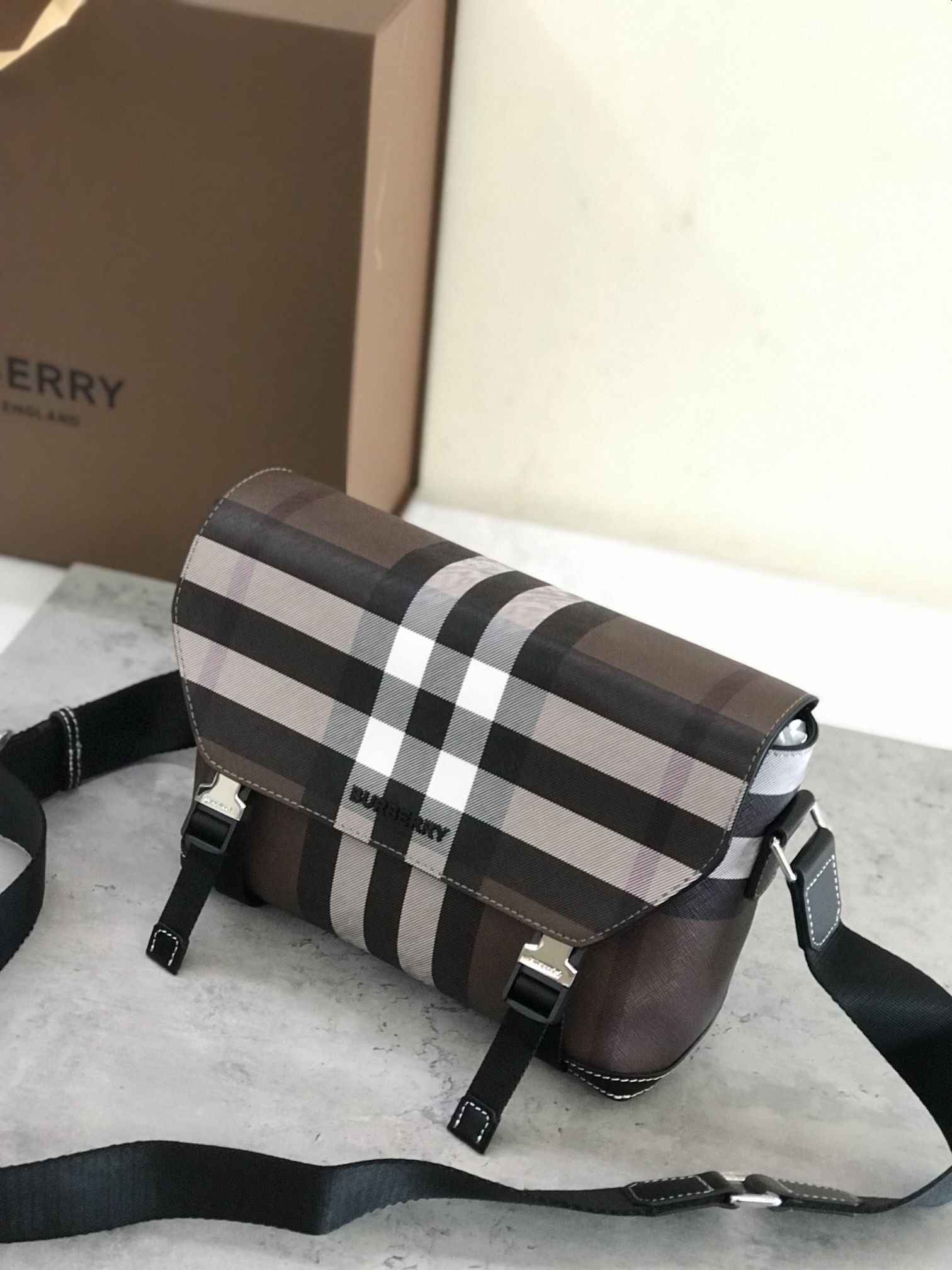 Burberry small fitSac messager robuste à carreaux marron avec bordures en cuir lisse et logoLa pochette zippée permet de ranger de petits objetsLa bandoulière réglable est pratiqueAu moins 30% des principaux matériaux utilisés dans cette pièce sont dérivés de matériaux biosourcésLes matériaux biosourcés sont dérivés de ressources naturelles renouvelables telles que les plantes et l'huile de ricin29 x 8,5 x 17,5 cm de sangles réglables.1 pochette extérieure zippée ; 1 pochette intérieure zippée. 1 poche extérieure zippée ; 1 poche intérieure zippée. Rabat rabattable avec fermeture à boucle. Bords peints à la main. Ferrures en métal brillant. Logo Burberry p1000 sur le devant.