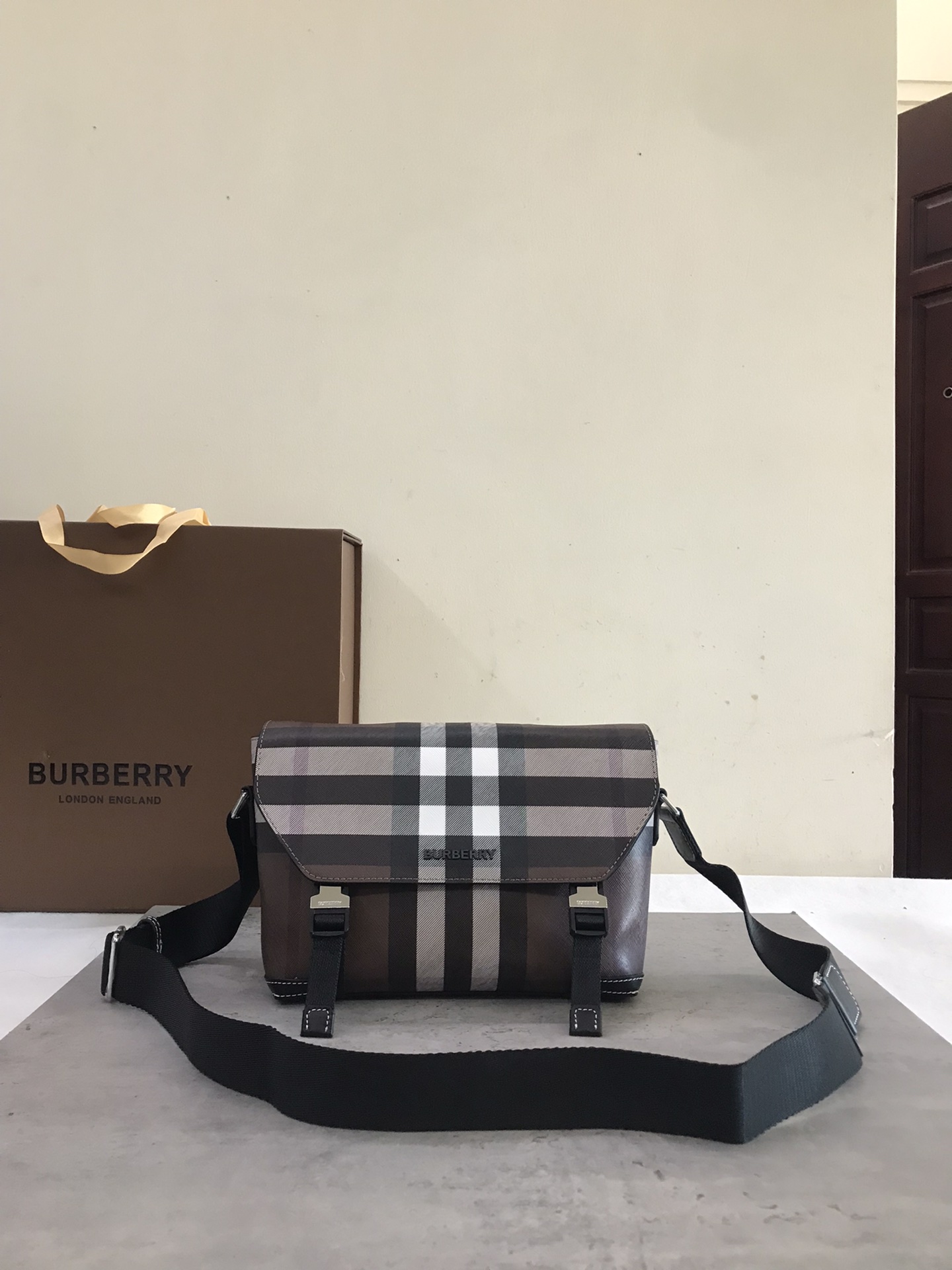 Burberry small fitSac messager robuste à carreaux marron avec bordures en cuir lisse et logoLa pochette zippée permet de ranger de petits objetsLa bandoulière réglable est pratiqueAu moins 30% des principaux matériaux utilisés dans cette pièce sont dérivés de matériaux biosourcésLes matériaux biosourcés sont dérivés de ressources naturelles renouvelables telles que les plantes et l'huile de ricin29 x 8,5 x 17,5 cm de sangles réglables.1 pochette extérieure zippée ; 1 pochette intérieure zippée. 1 poche extérieure zippée ; 1 poche intérieure zippée. Rabat rabattable avec fermeture à boucle. Bords peints à la main. Ferrures en métal brillant. Logo Burberry p1000 sur le devant.