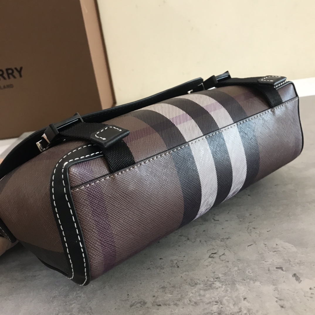 Burberry small fitSac messager robuste à carreaux marron avec bordures en cuir lisse et logoLa pochette zippée permet de ranger de petits objetsLa bandoulière réglable est pratiqueAu moins 30% des principaux matériaux utilisés dans cette pièce sont dérivés de matériaux biosourcésLes matériaux biosourcés sont dérivés de ressources naturelles renouvelables telles que les plantes et l'huile de ricin29 x 8,5 x 17,5 cm de sangles réglables.1 pochette extérieure zippée ; 1 pochette intérieure zippée. 1 poche extérieure zippée ; 1 poche intérieure zippée. Rabat rabattable avec fermeture à boucle. Bords peints à la main. Ferrures en métal brillant. Logo Burberry p1000 sur le devant.