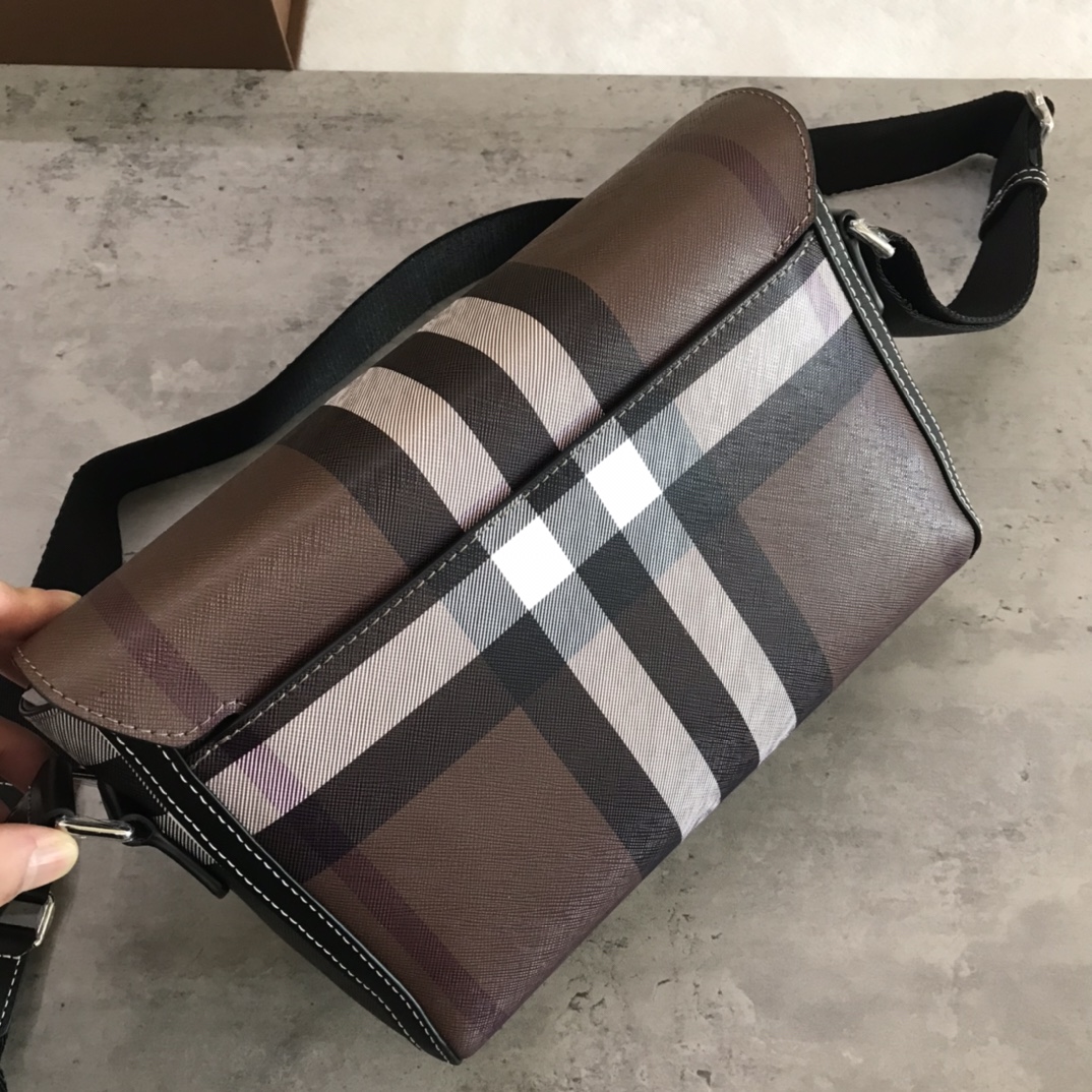 Burberry small fitSac messager robuste à carreaux marron avec bordures en cuir lisse et logoLa pochette zippée permet de ranger de petits objetsLa bandoulière réglable est pratiqueAu moins 30% des principaux matériaux utilisés dans cette pièce sont dérivés de matériaux biosourcésLes matériaux biosourcés sont dérivés de ressources naturelles renouvelables telles que les plantes et l'huile de ricin29 x 8,5 x 17,5 cm de sangles réglables.1 pochette extérieure zippée ; 1 pochette intérieure zippée. 1 poche extérieure zippée ; 1 poche intérieure zippée. Rabat rabattable avec fermeture à boucle. Bords peints à la main. Ferrures en métal brillant. Logo Burberry p1000 sur le devant.