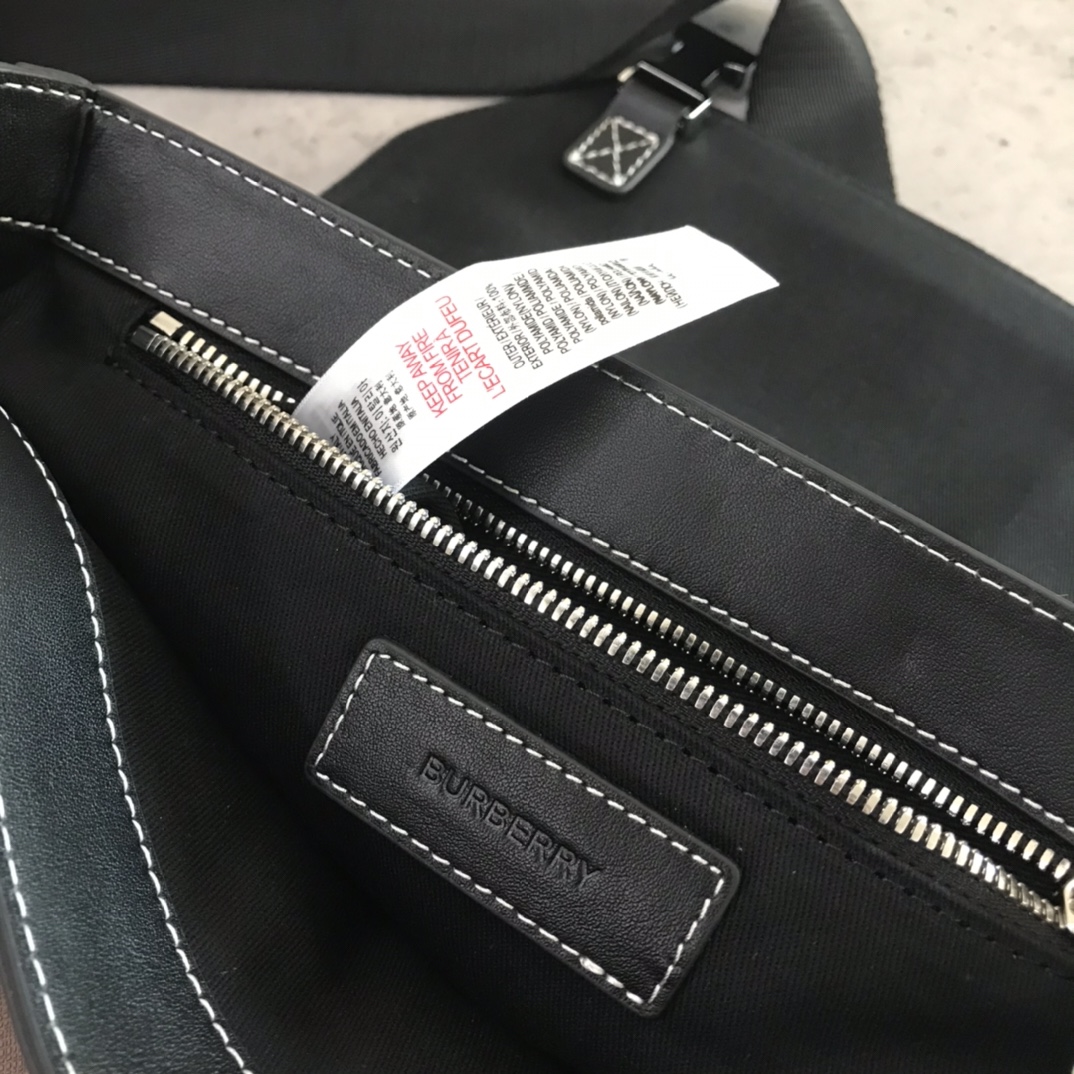 Burberry small fitSac messager robuste à carreaux marron avec bordures en cuir lisse et logoLa pochette zippée permet de ranger de petits objetsLa bandoulière réglable est pratiqueAu moins 30% des principaux matériaux utilisés dans cette pièce sont dérivés de matériaux biosourcésLes matériaux biosourcés sont dérivés de ressources naturelles renouvelables telles que les plantes et l'huile de ricin29 x 8,5 x 17,5 cm de sangles réglables.1 pochette extérieure zippée ; 1 pochette intérieure zippée. 1 poche extérieure zippée ; 1 poche intérieure zippée. Rabat rabattable avec fermeture à boucle. Bords peints à la main. Ferrures en métal brillant. Logo Burberry p1000 sur le devant.