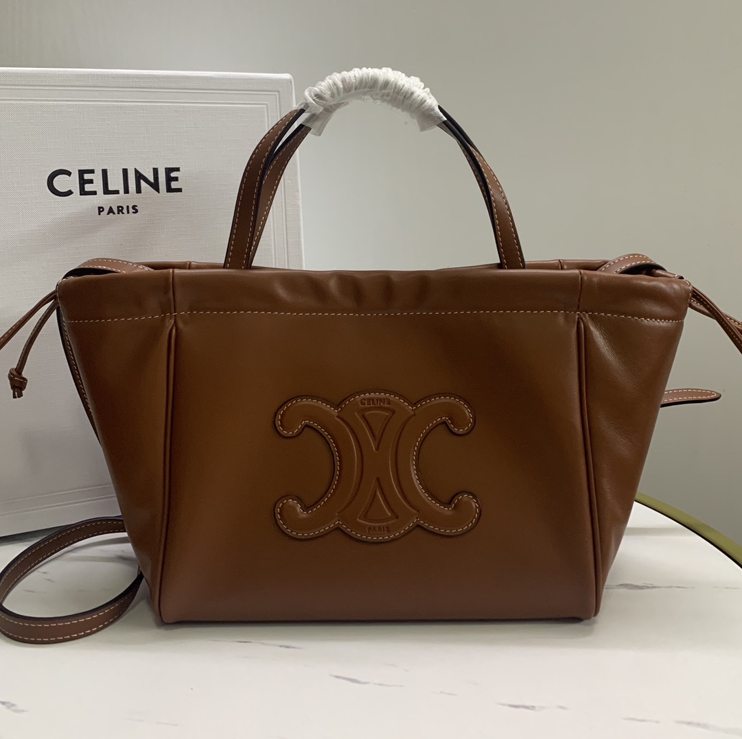 P1500CELINE new CABAS small drawstring Tote This small design and large size is basically the same as the design of the wrist changed to a soft cowhide leather strap can be bent at will also added a detachable long shoulder strap 🉑️ handheld 🉑️ shoulder practicality is not worse than the large size from the weight is also light a lot of small girls afraid of the large size can not hold it can be chosen if this! I'm not sure if you're going to be able to get the best out of it!Style: Hundred practical modelsCapacity: capacity than the general small bag are much largerModel No.: 111013 brown (with original packaging)Size: 22-17-15