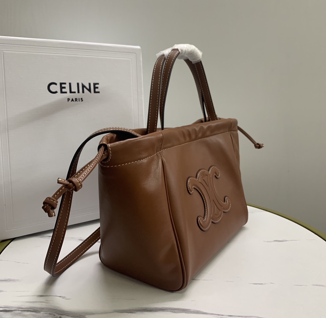 P1500CELINE new CABAS small drawstring Tote This small design and large size is basically the same as the design of the wrist changed to a soft cowhide leather strap can be bent at will also added a detachable long shoulder strap 🉑️ handheld 🉑️ shoulder practicality is not worse than the large size from the weight is also light a lot of small girls afraid of the large size can not hold it can be chosen if this! I'm not sure if you're going to be able to get the best out of it!Style: Hundred practical modelsCapacity: capacity than the general small bag are much largerModel No.: 111013 brown (with original packaging)Size: 22-17-15