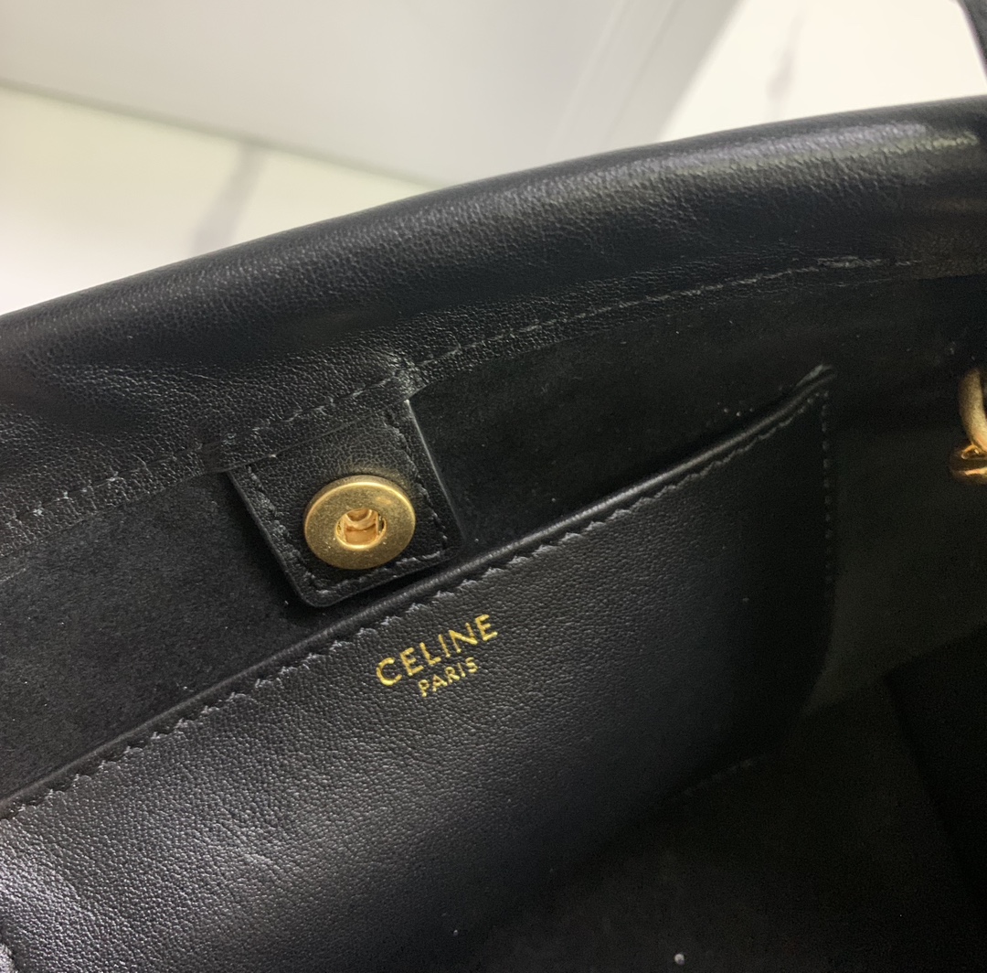 P1500¡CELINE nuevo CABAS pequeño cordón Tote El diseño de este pequeño tamaño es básicamente el mismo que el grande, pero la muñeca se ha cambiado a una correa de cuero de vaca suave que se puede doblar a voluntad, y también añadió una correa de hombro larga desmontable 🉑️ mano 🉑️ hombro practicidad no es peor que el grande del peso también es más ligero que un montón de chicas pequeñas miedo de la grande no puede sostenerlo puede ser elegido si esto! ¡La!Estilo: modelos versátiles y prácticosCapacidad: capacidad que la bolsa pequeña en general son mucho más grandesModelo: 111013 gramos de color (con embalaje original)Tamaño: 22-17-15