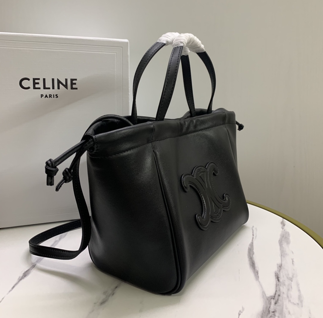 P1500CELINE new CABAS small drawstring Tote This small design and large size is basically the same as the design of the wrist changed to a soft cowhide leather strap can be bent at will also added a detachable long shoulder strap 🉑️ handheld 🉑️ shoulder practicality is not worse than the large size from the weight is also light a lot of small girls afraid of the large size can not hold it can be chosen if this! I'm not sure if you're going to be able to get the best out of it!Style: Hundred practical modelsCapacity: capacity than the general small bag are much largerModel No.: 111013 brown (with original packaging)Size: 22-17-15