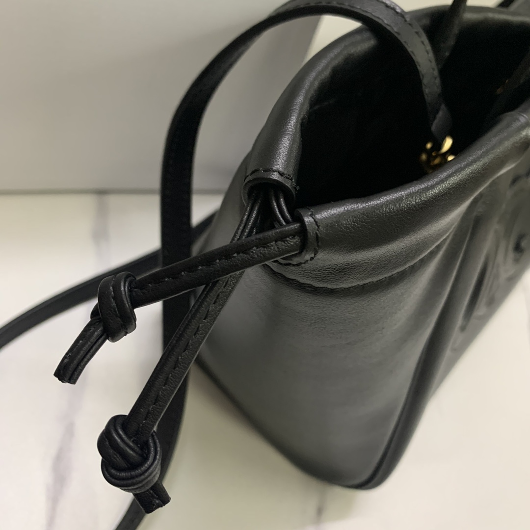 P1500CELINE new CABAS small drawstring Tote This small design and large size is basically the same as the design of the wrist changed to a soft cowhide leather strap can be bent at will also added a detachable long shoulder strap 🉑️ handheld 🉑️ shoulder practicality is not worse than the large size from the weight is also light a lot of small girls afraid of the large size can not hold it can be chosen if this! I'm not sure if you're going to be able to get the best out of it!Style: Hundred practical modelsCapacity: capacity than the general small bag are much largerModel No.: 111013 brown (with original packaging)Size: 22-17-15